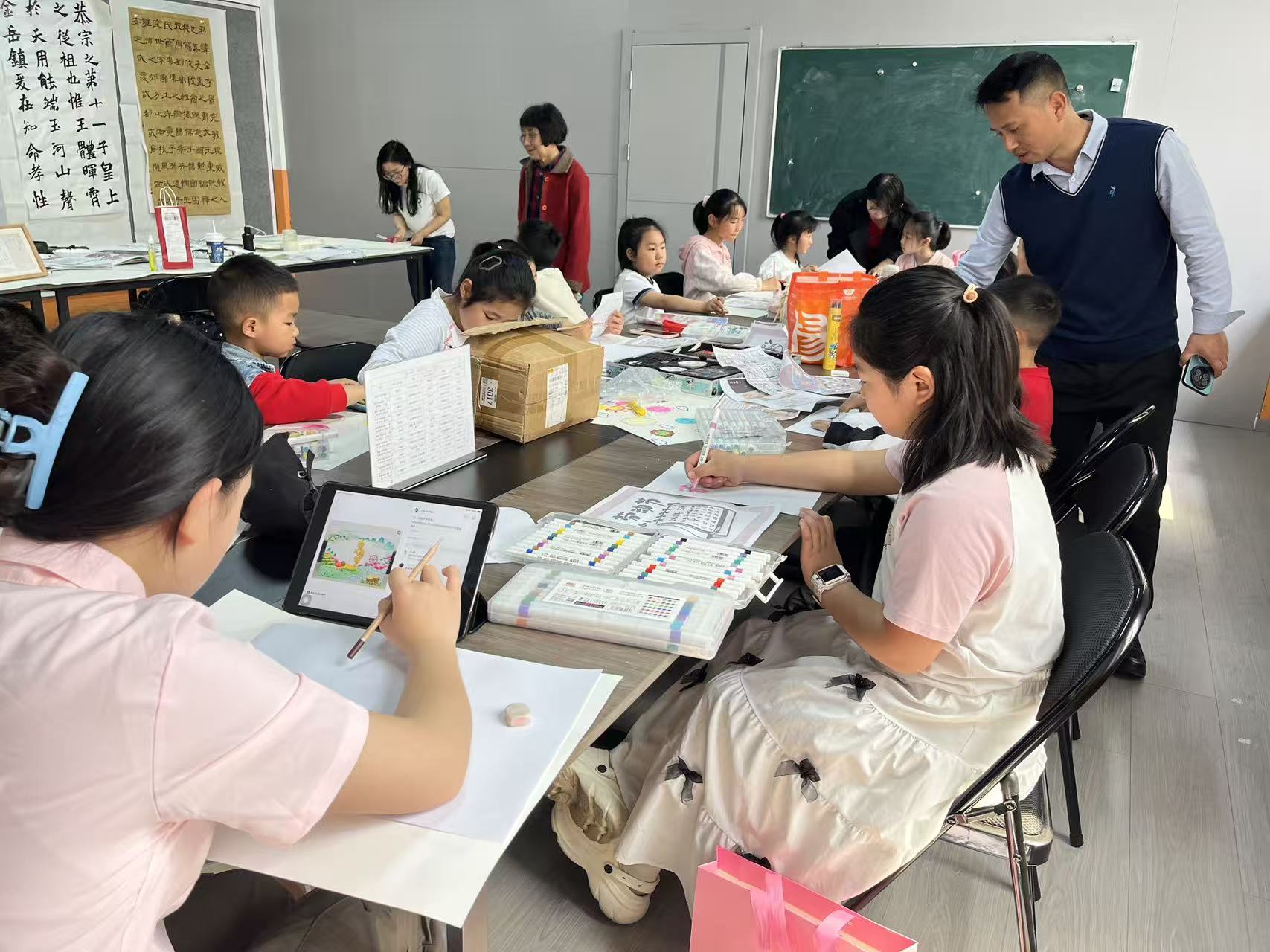 平云社区：公益趣绘课堂 妙笔点亮童年