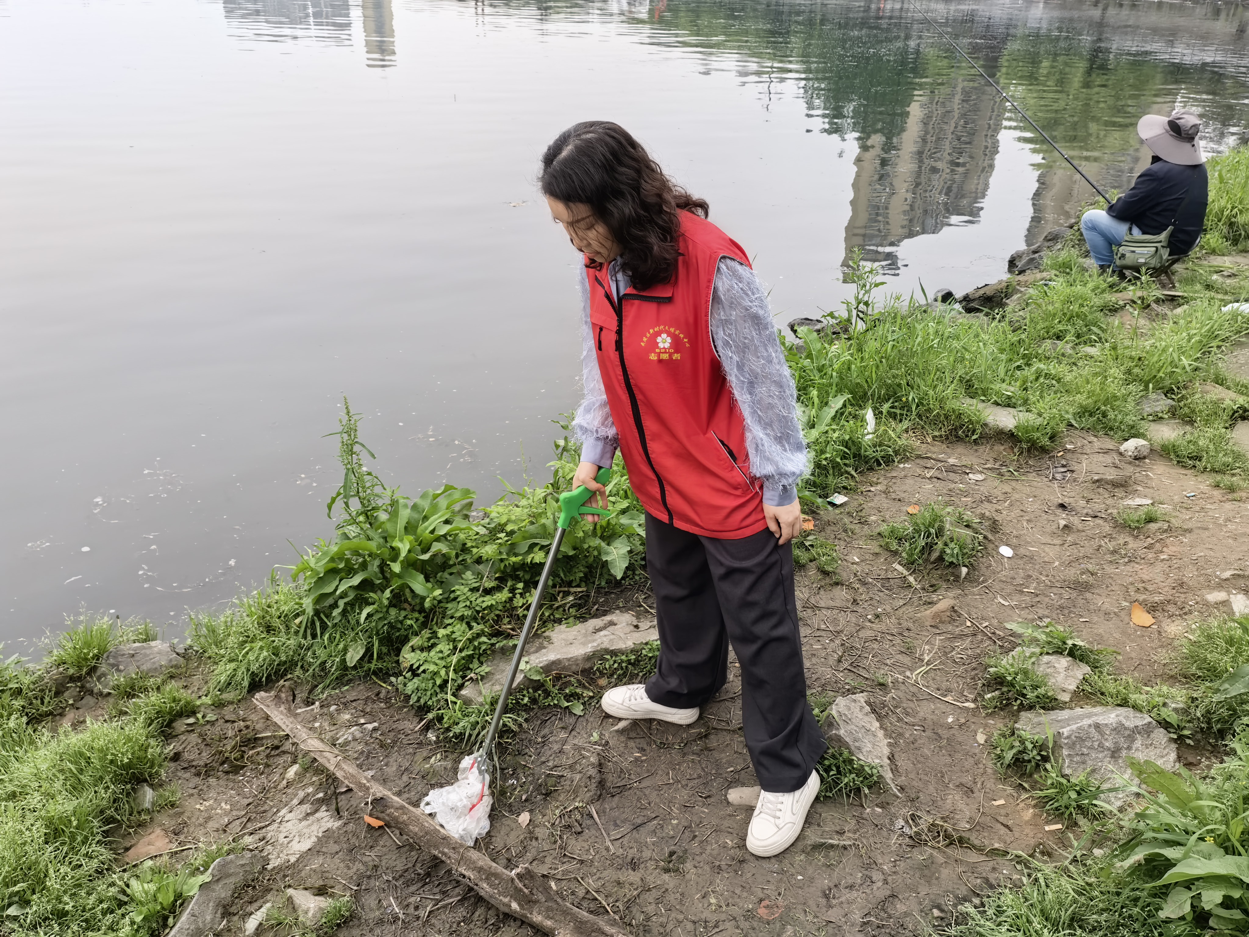 港虹社区：巡河护岸清环境 守水护绿保清流