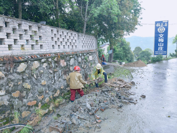 下坪村开展沟渠清淤专项整治行动