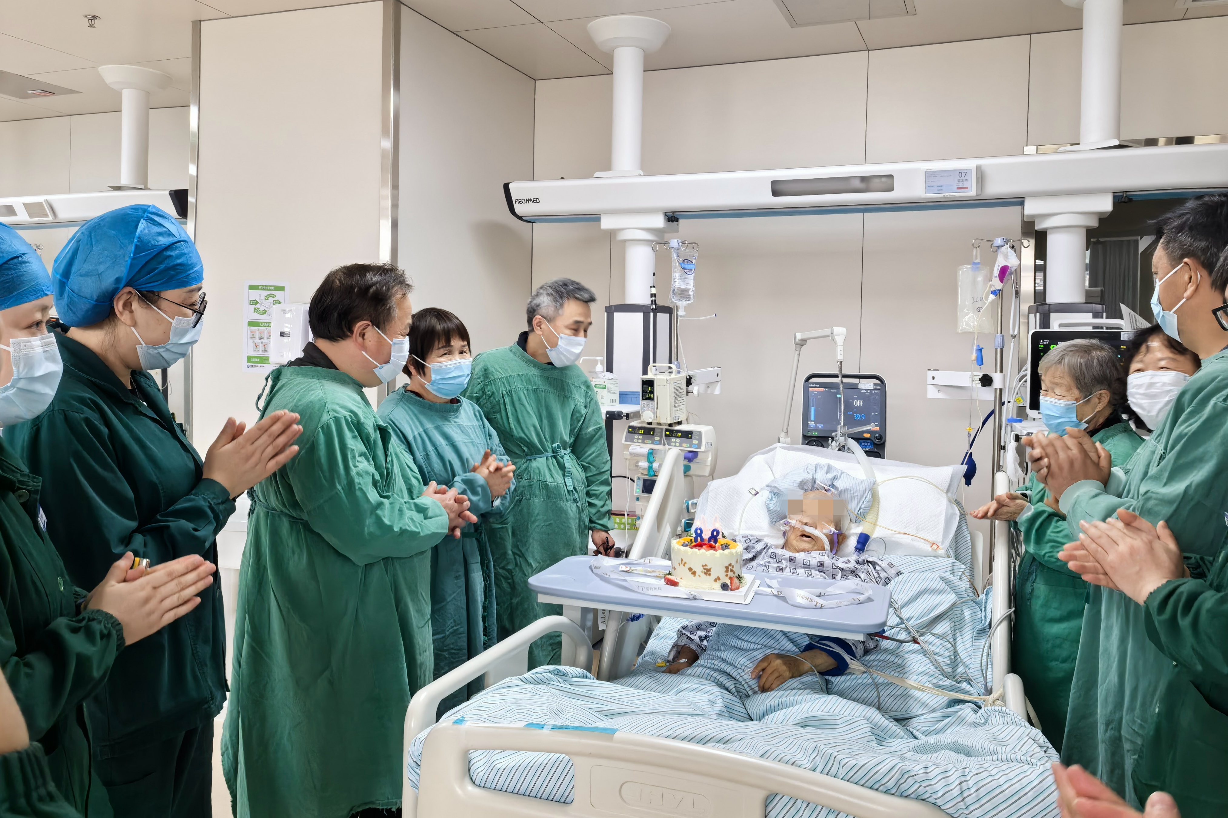 救治有力度，关怀有温度！ICU里的特殊生日会