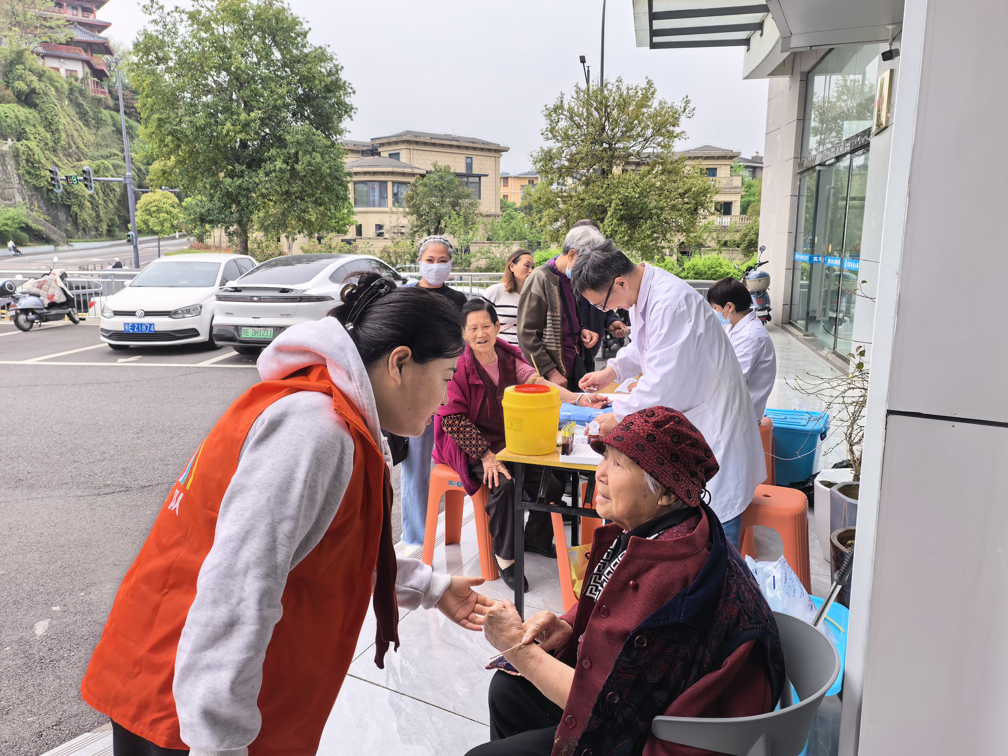 情系社区居民 健康体检护航——峡江社区开展免费体检活动