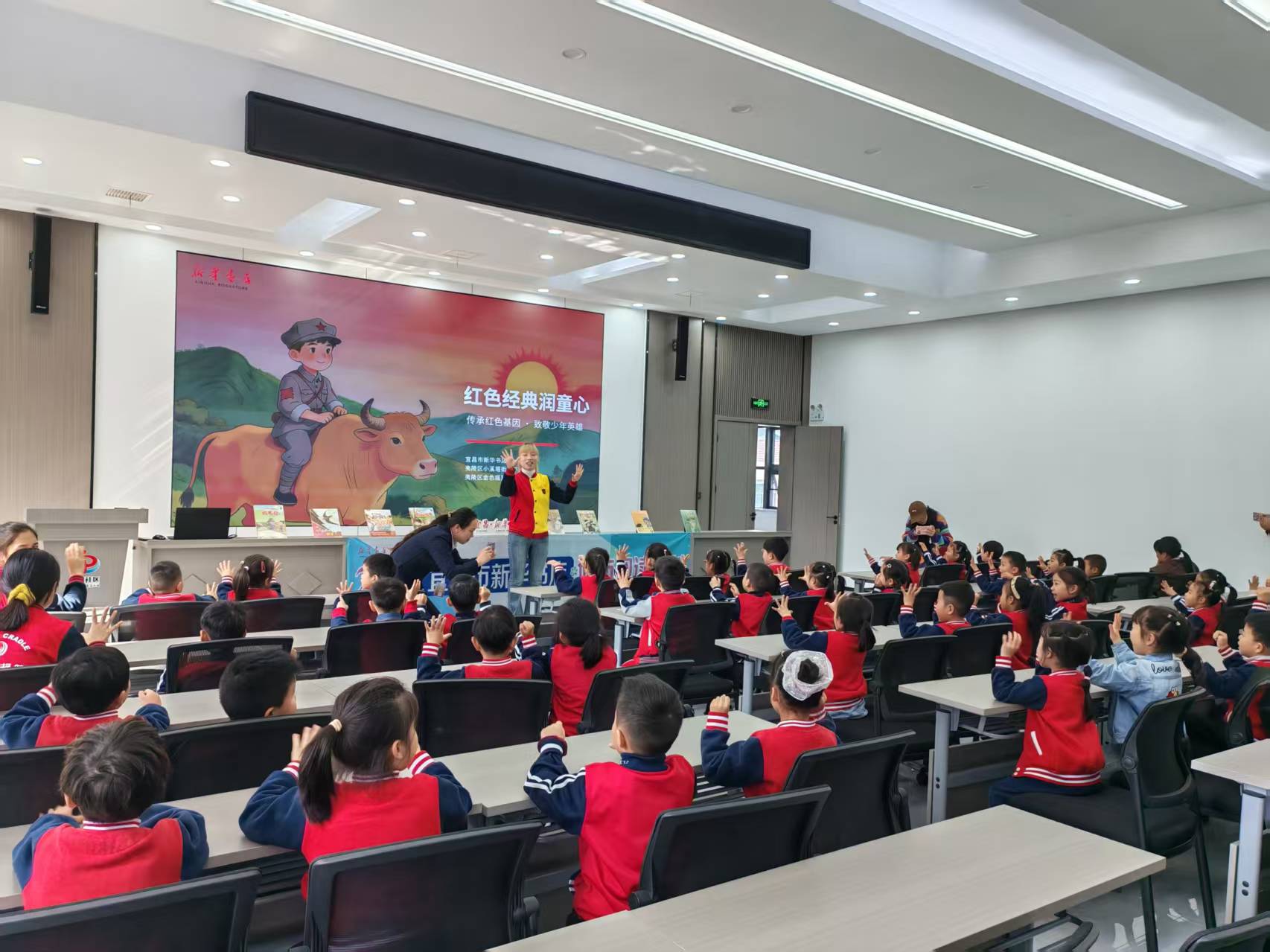 平湖社区：书香润童心 红色伴成长