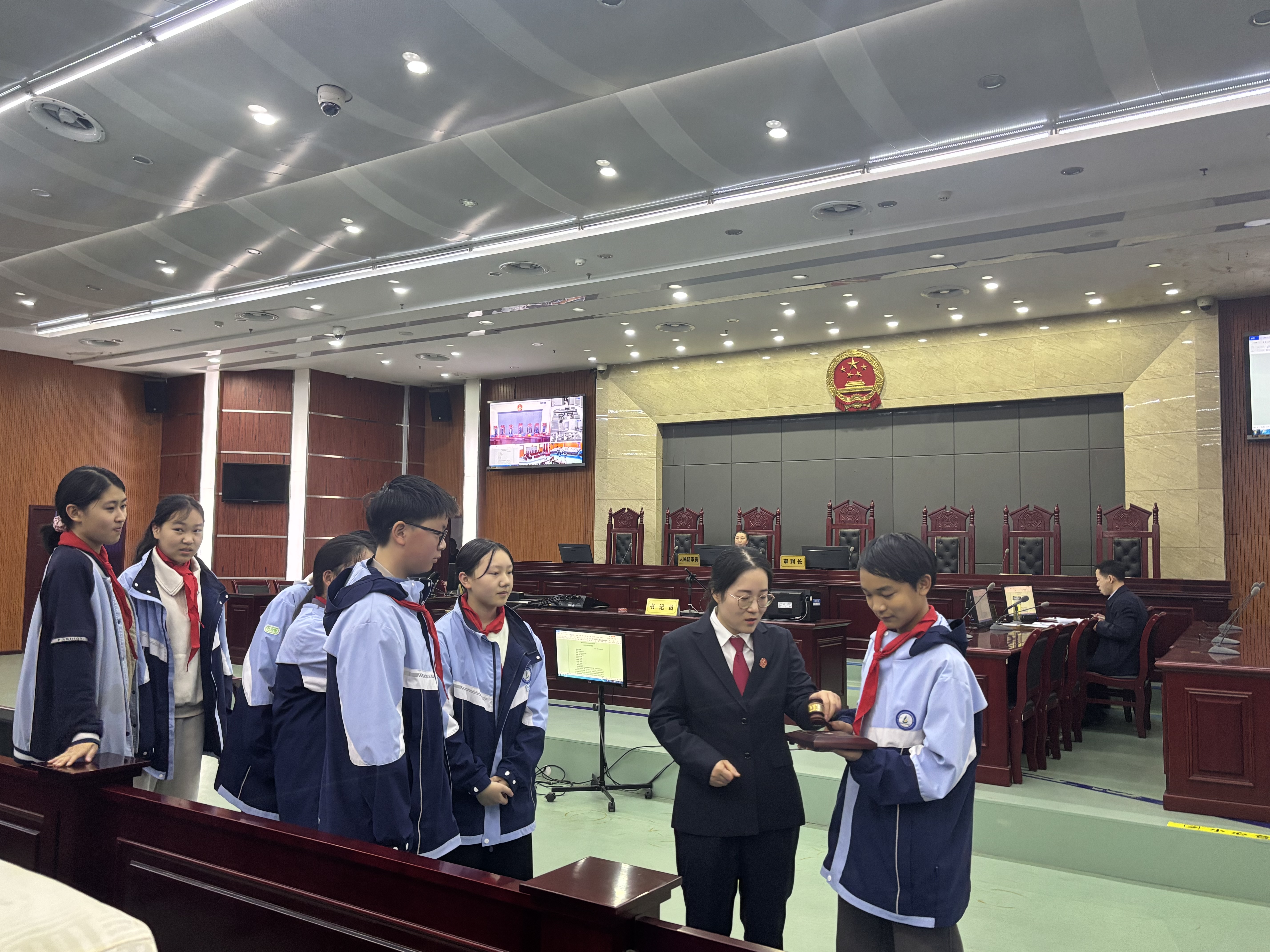 东湖初中：“零距离”旁听庭审