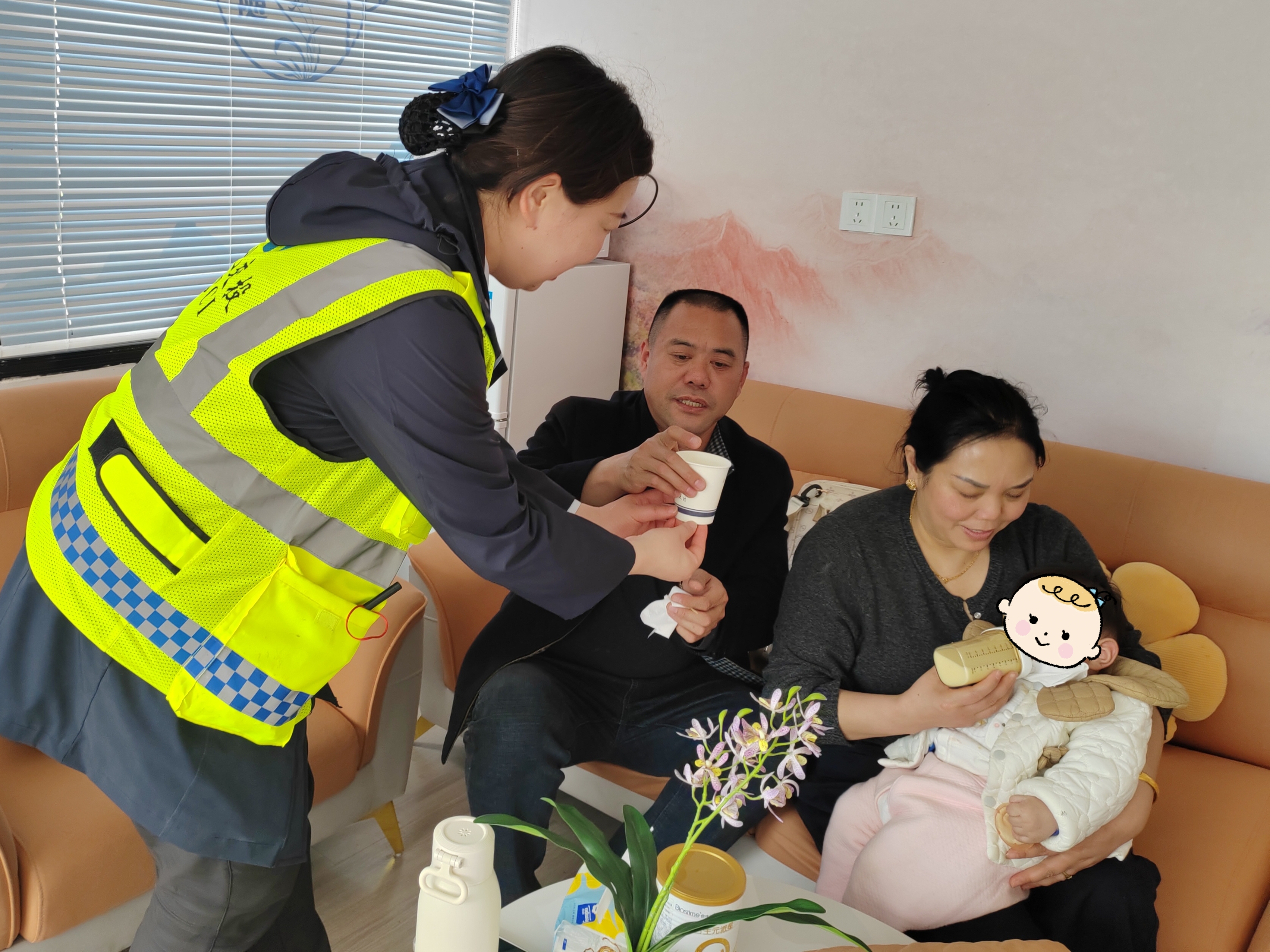 婴儿旅途不适哭闹不止 暖心相助解民忧