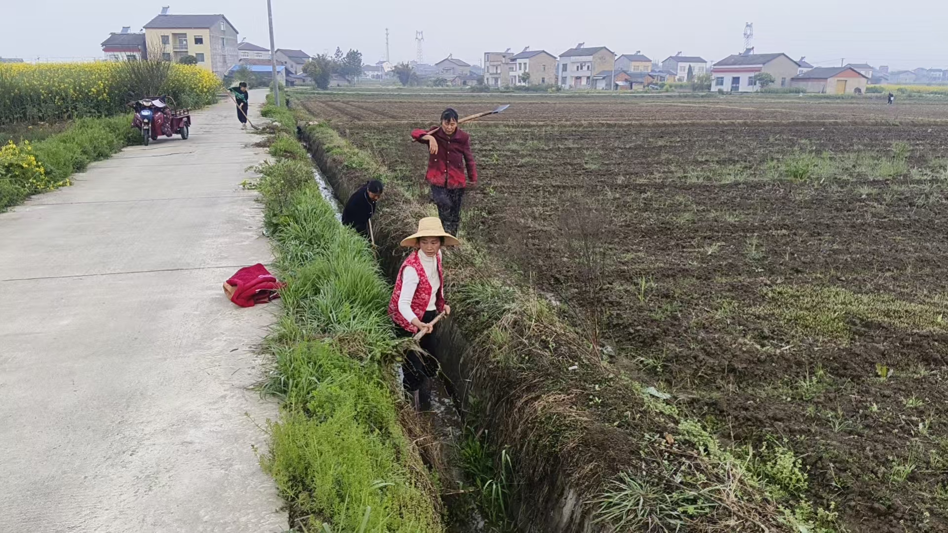 鸦鹊岭镇：清淤疏渠畅水流 不误农时保春耕