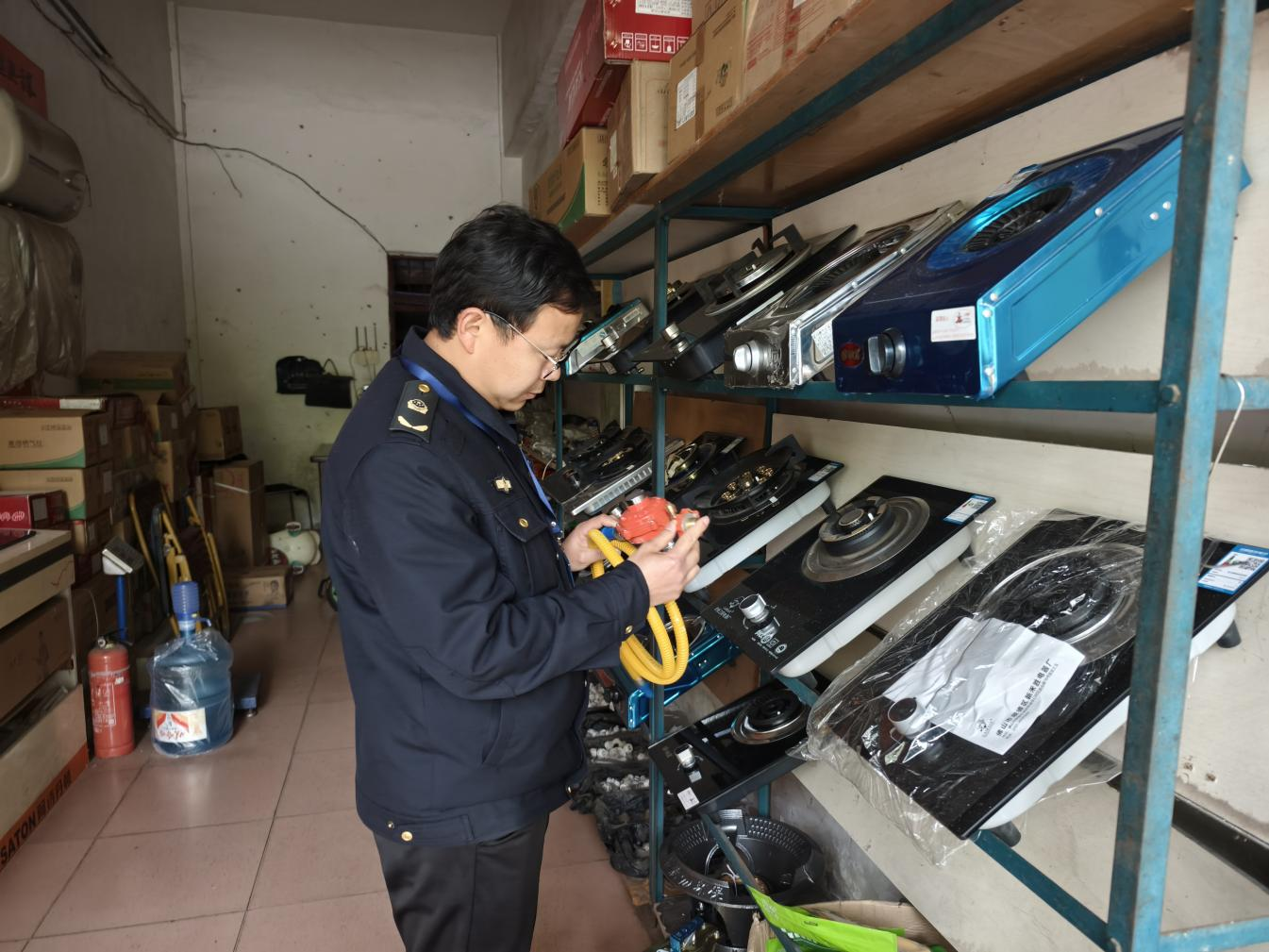 上门“体检”防风险 监管护航保安全