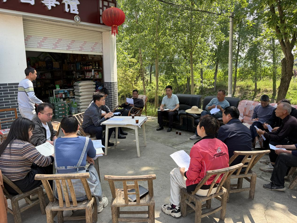 鸦鹊岭镇：屋场会上听民声 “三访三化”解难题