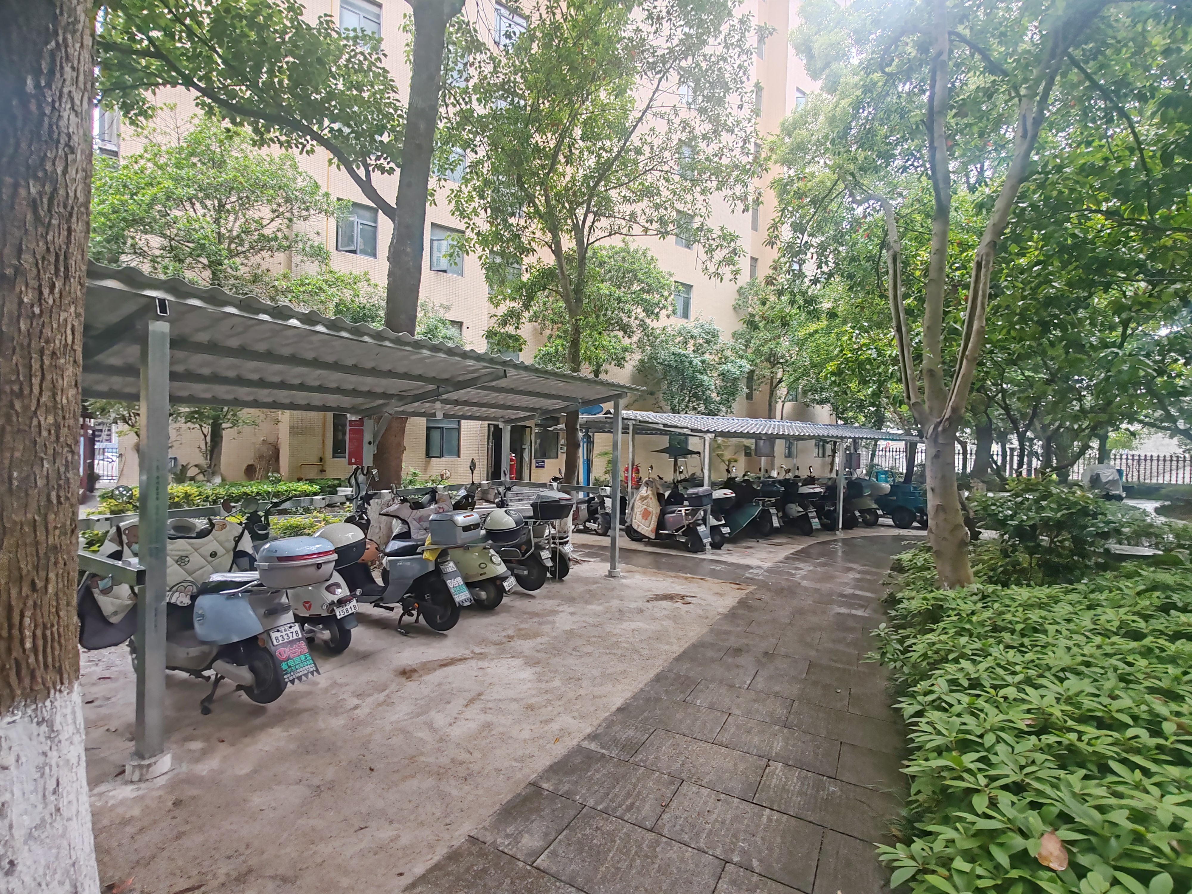 平云花园智能充电棚正式投用