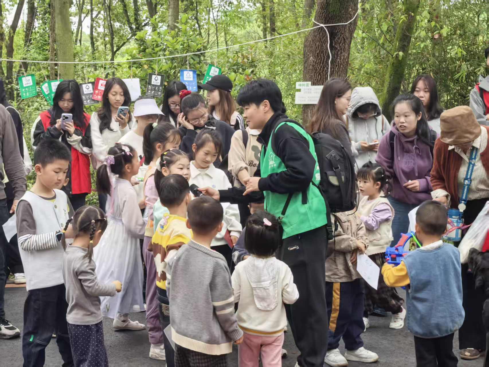 拾趣春日青山 共筑生态净土