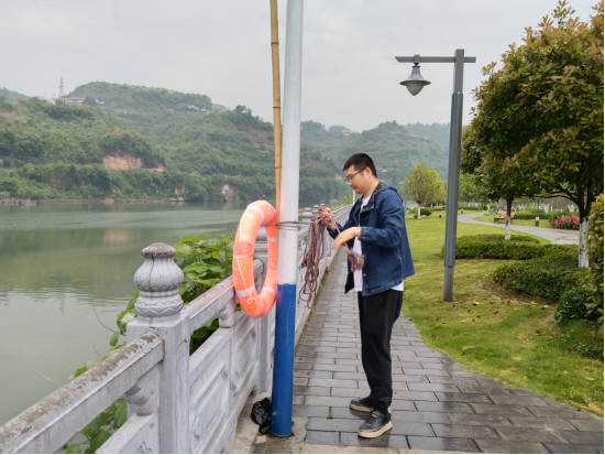 长江市场社区：安装救生设施 筑牢安全防线