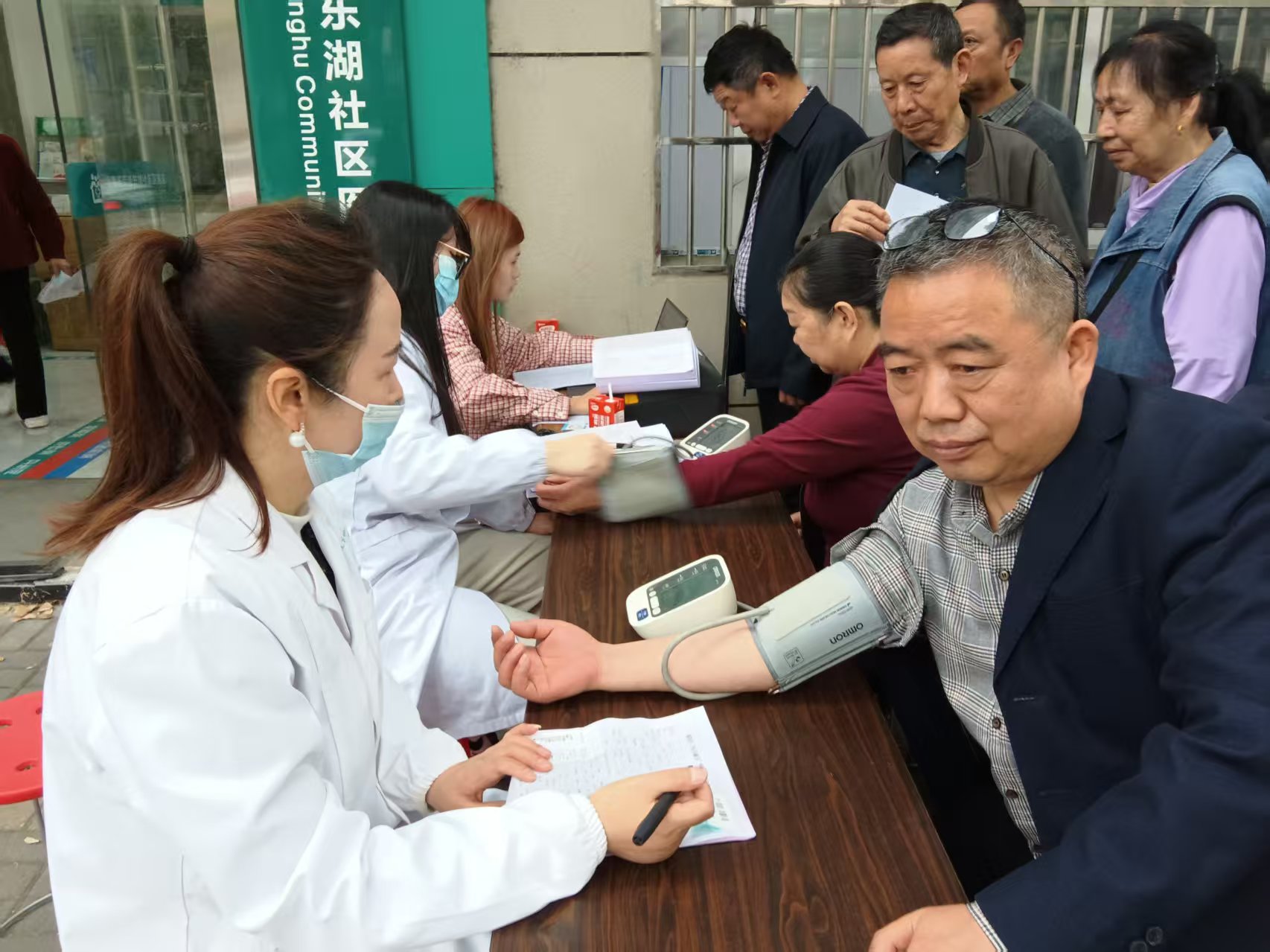 东湖社区：开展免费体检 守护居民健康