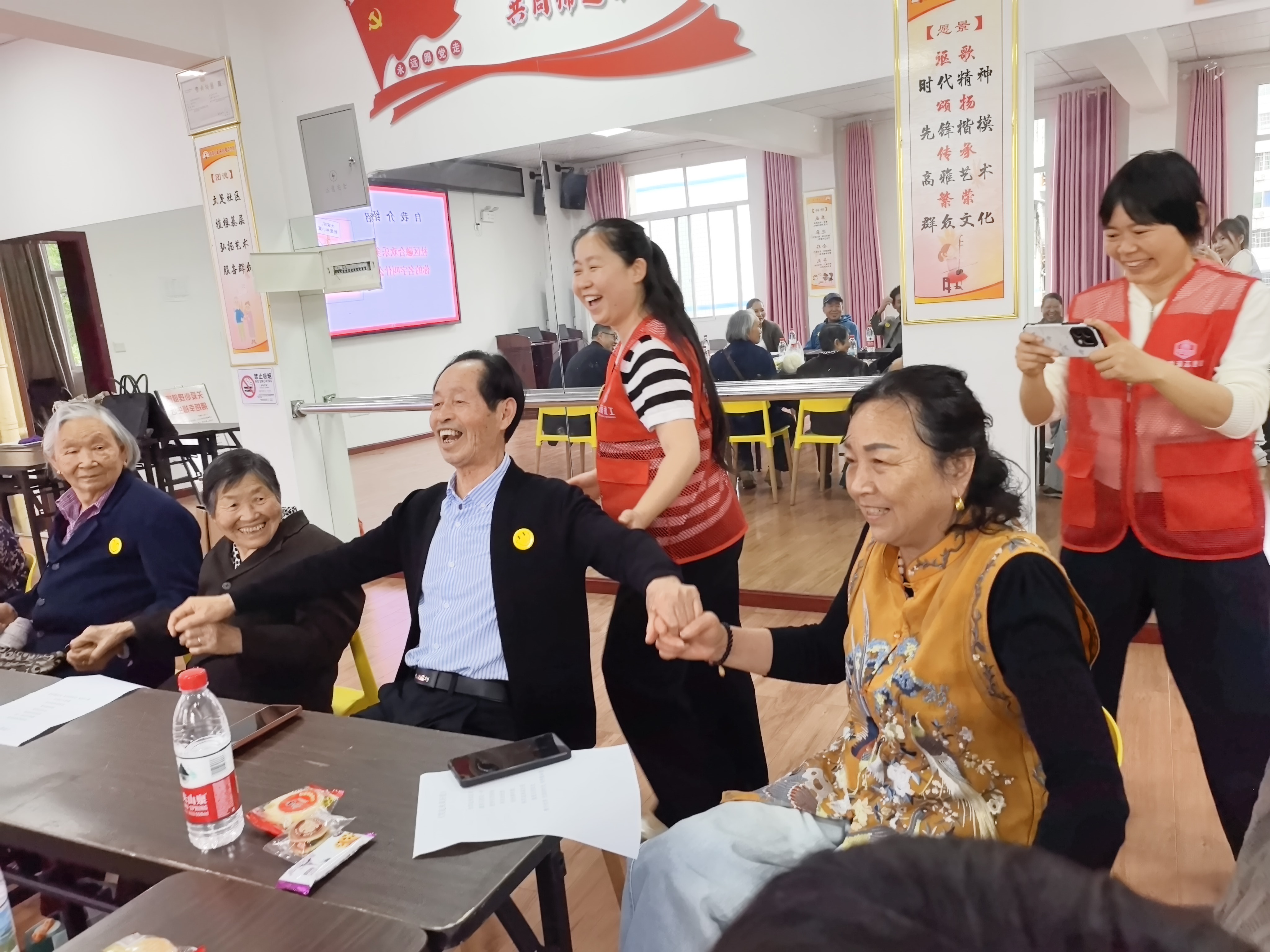 东湖社区开展世界微笑日主题活动