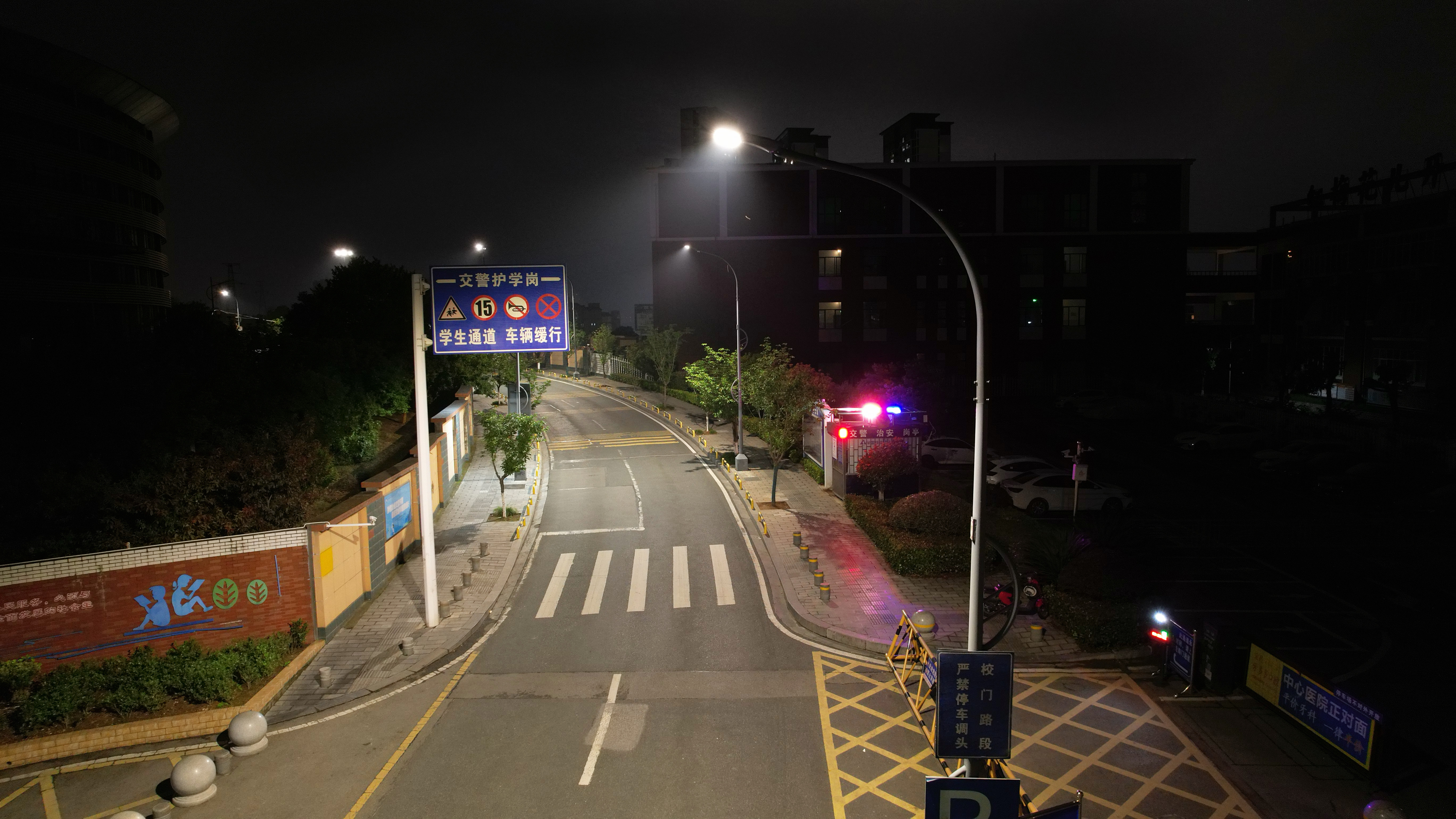 智慧路灯点亮求学路   民生实事守护平安行