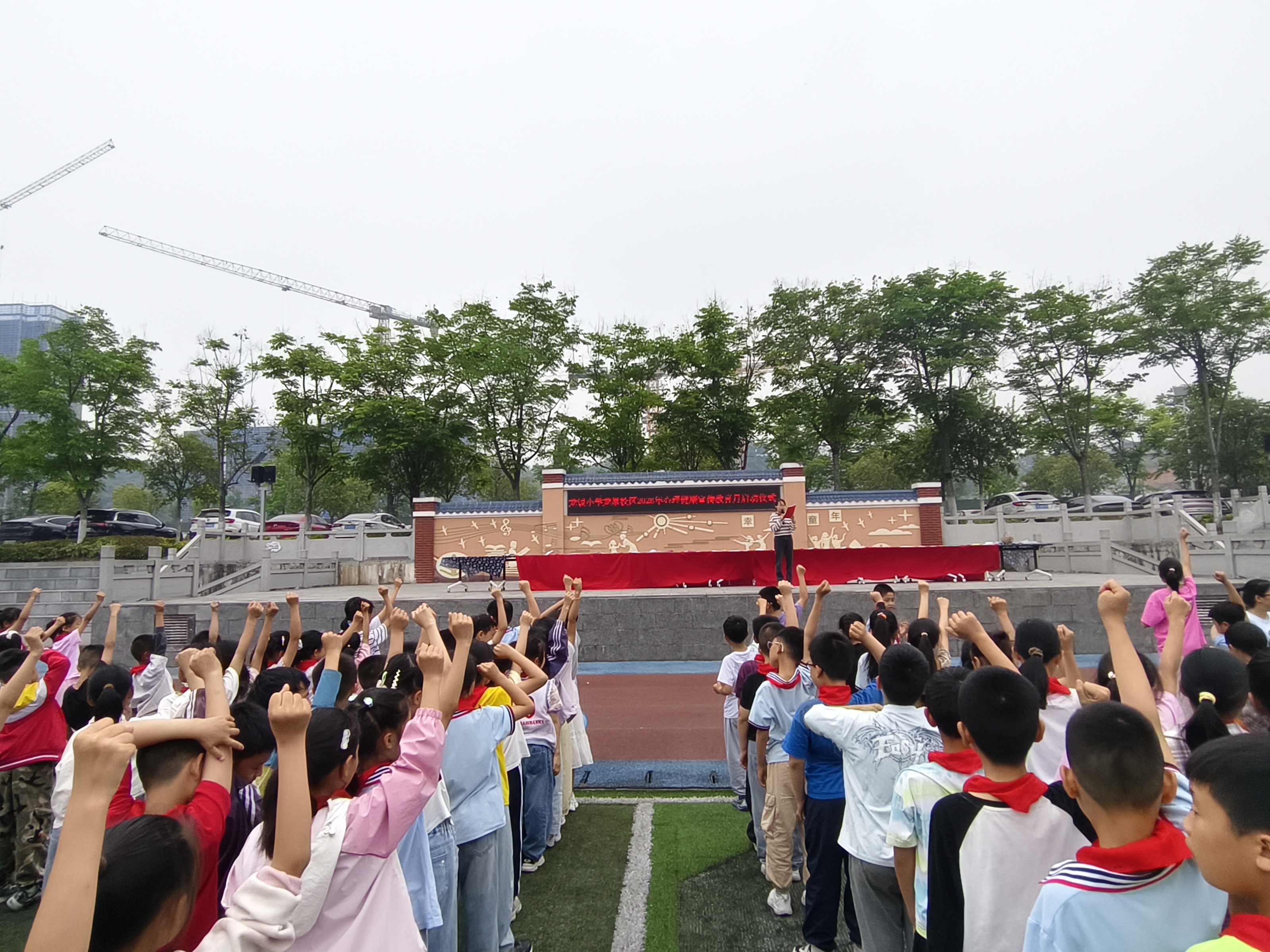 龙镇中心完全小学：心向阳光 共绘美好