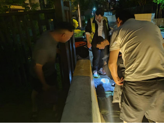 锦湖社区：闻汛而动，齐心守护家园