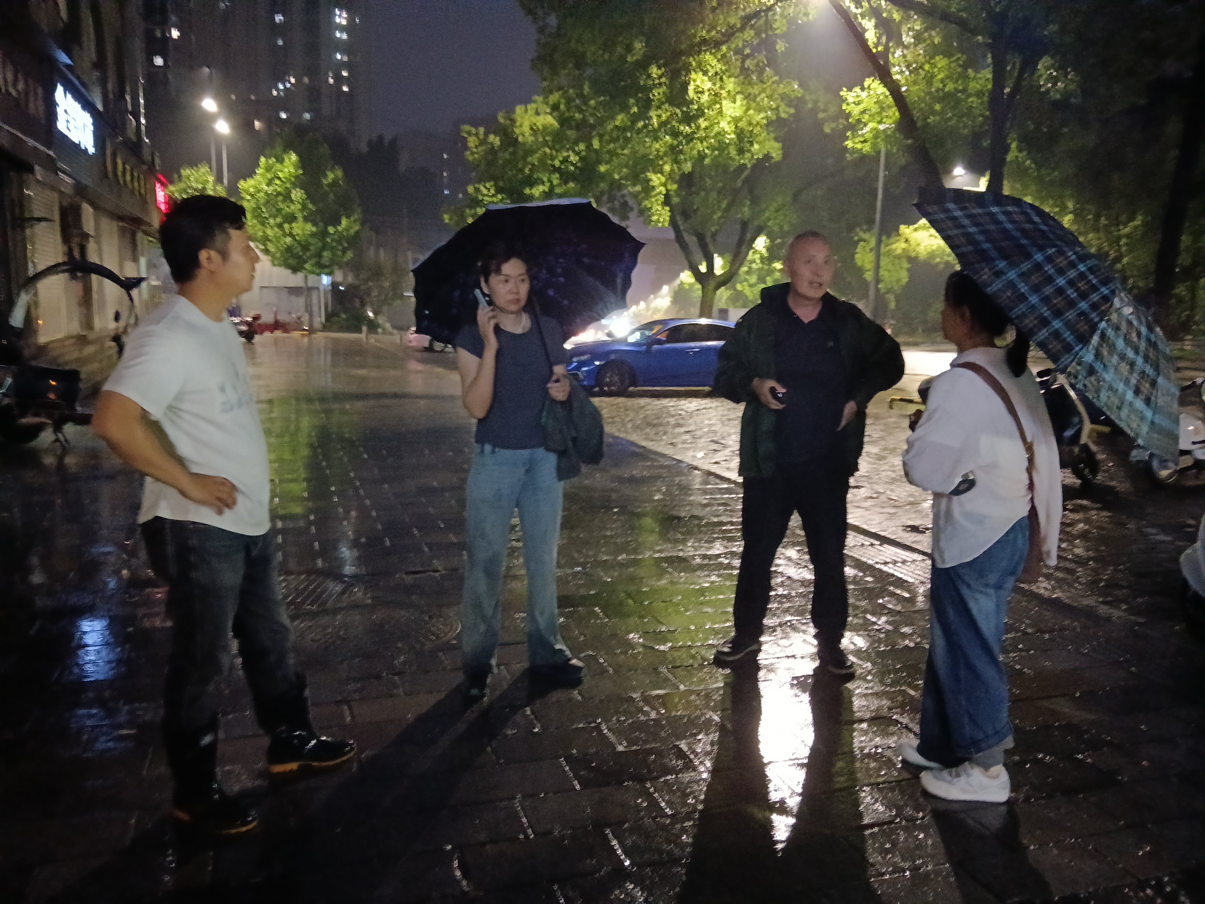 冯家湾社区：风雨无情人有情 社区巡查护平安