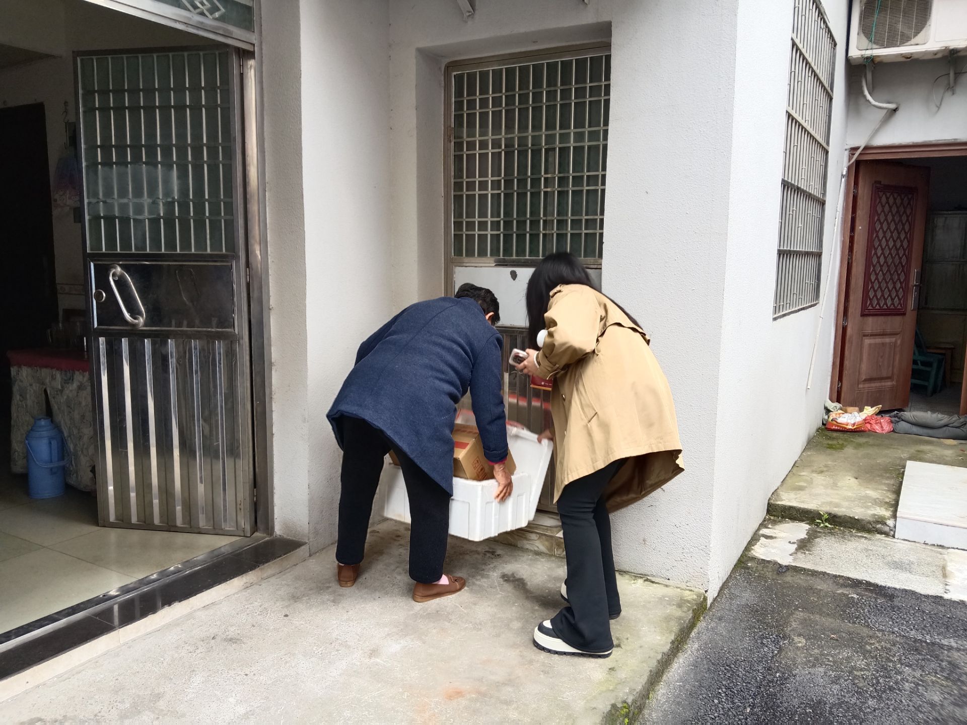 兴安社区：楼道堆物隐患大 现场普法护平安