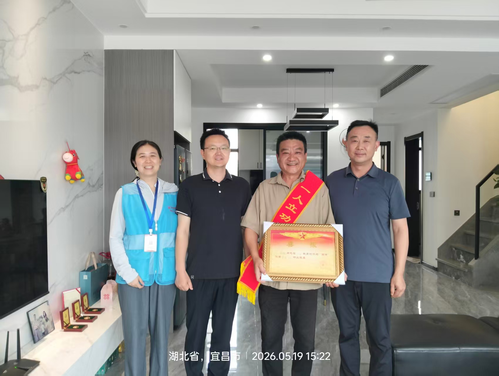 锦湖社区：喜报登门传佳音，温情慰问暖民心