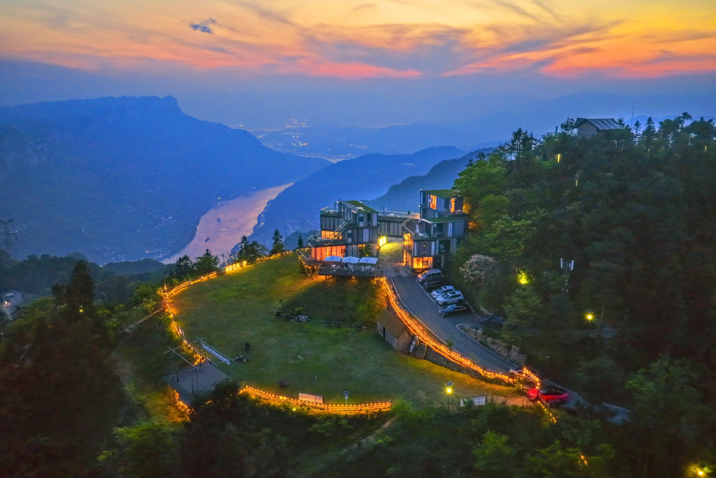 云端瞰大江，初夏金刚山邂逅三峡仙境