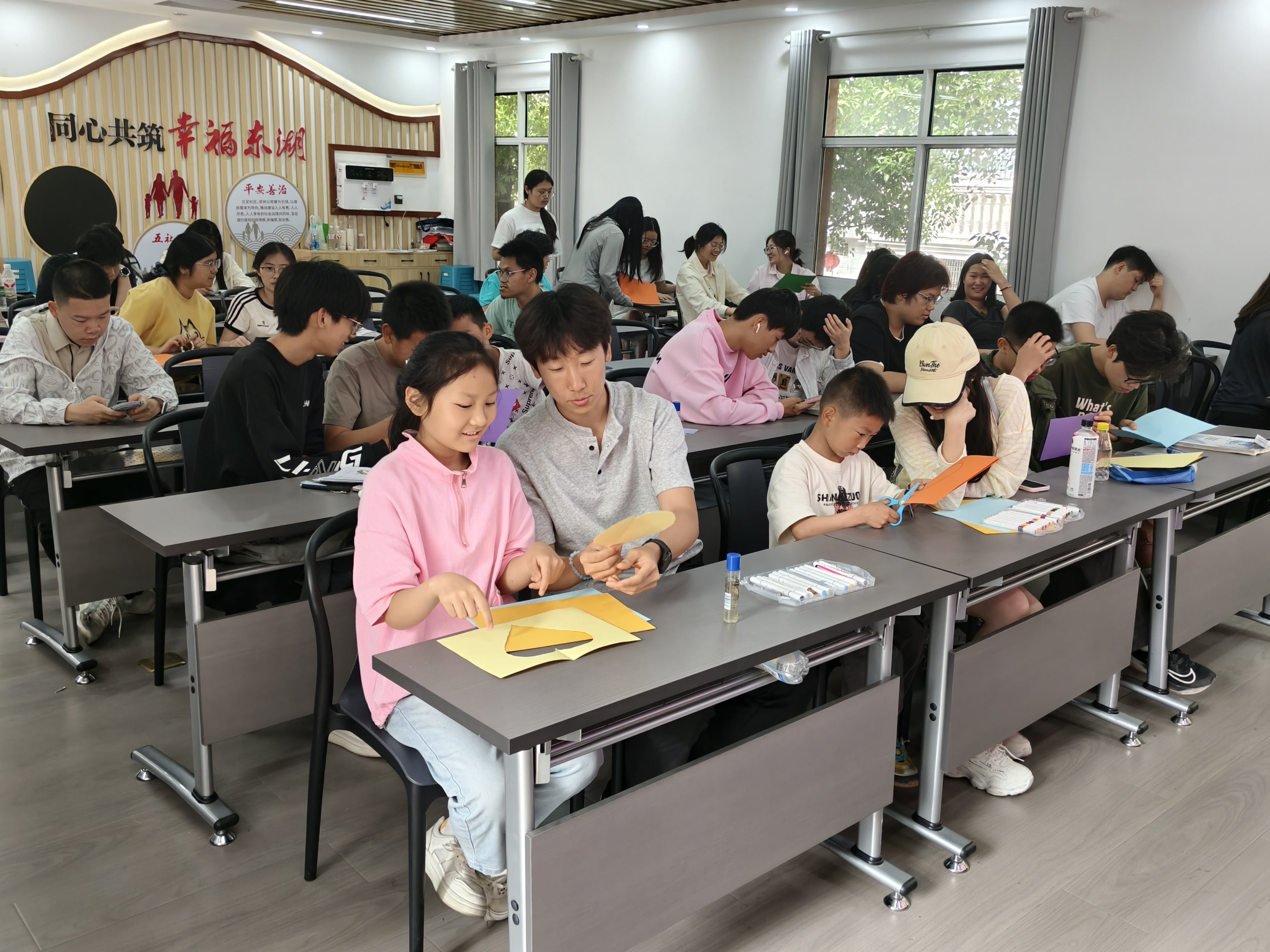 东湖社区：伙伴计划暖童心 以爱献礼母亲节