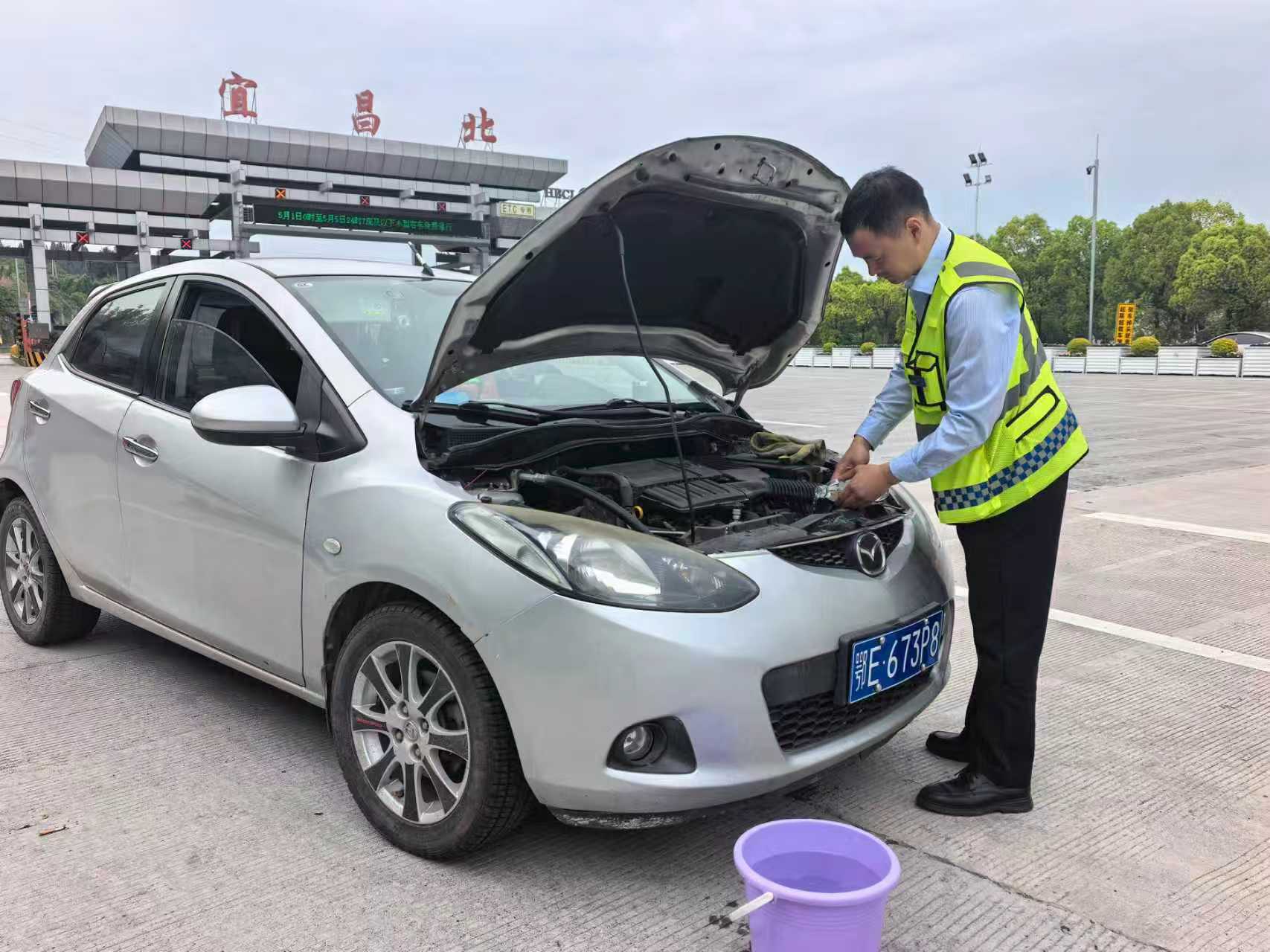 收费站紧急救援暖人心 助力司乘平安出行