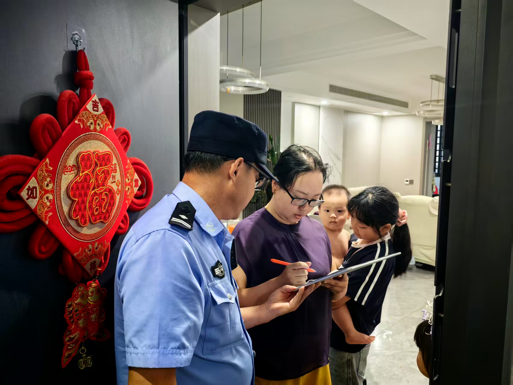 润城社区：警格联动清盲区 入户摸排护平安