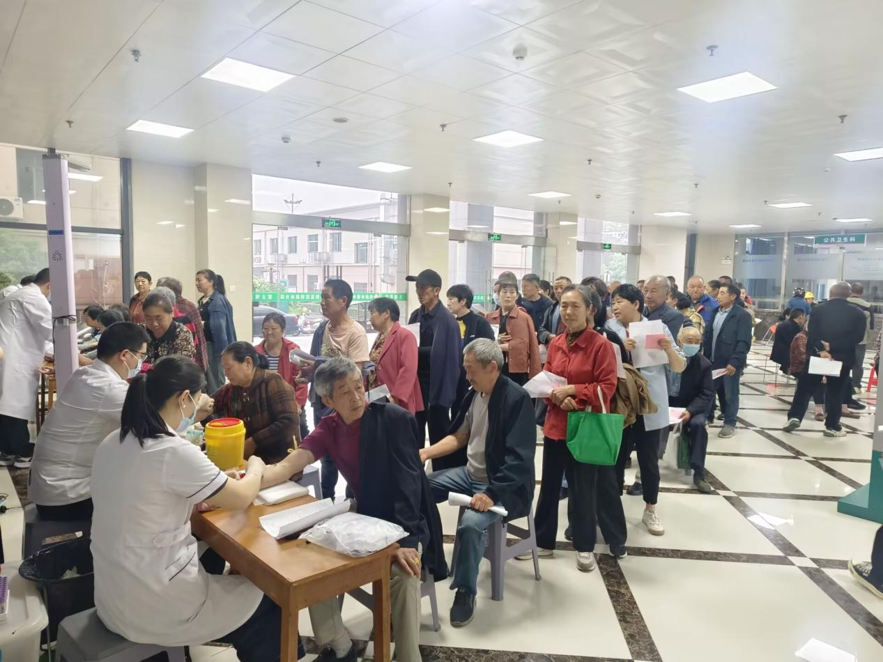 鸦鹊岭镇：关爱老人健康 免费体检暖人心
