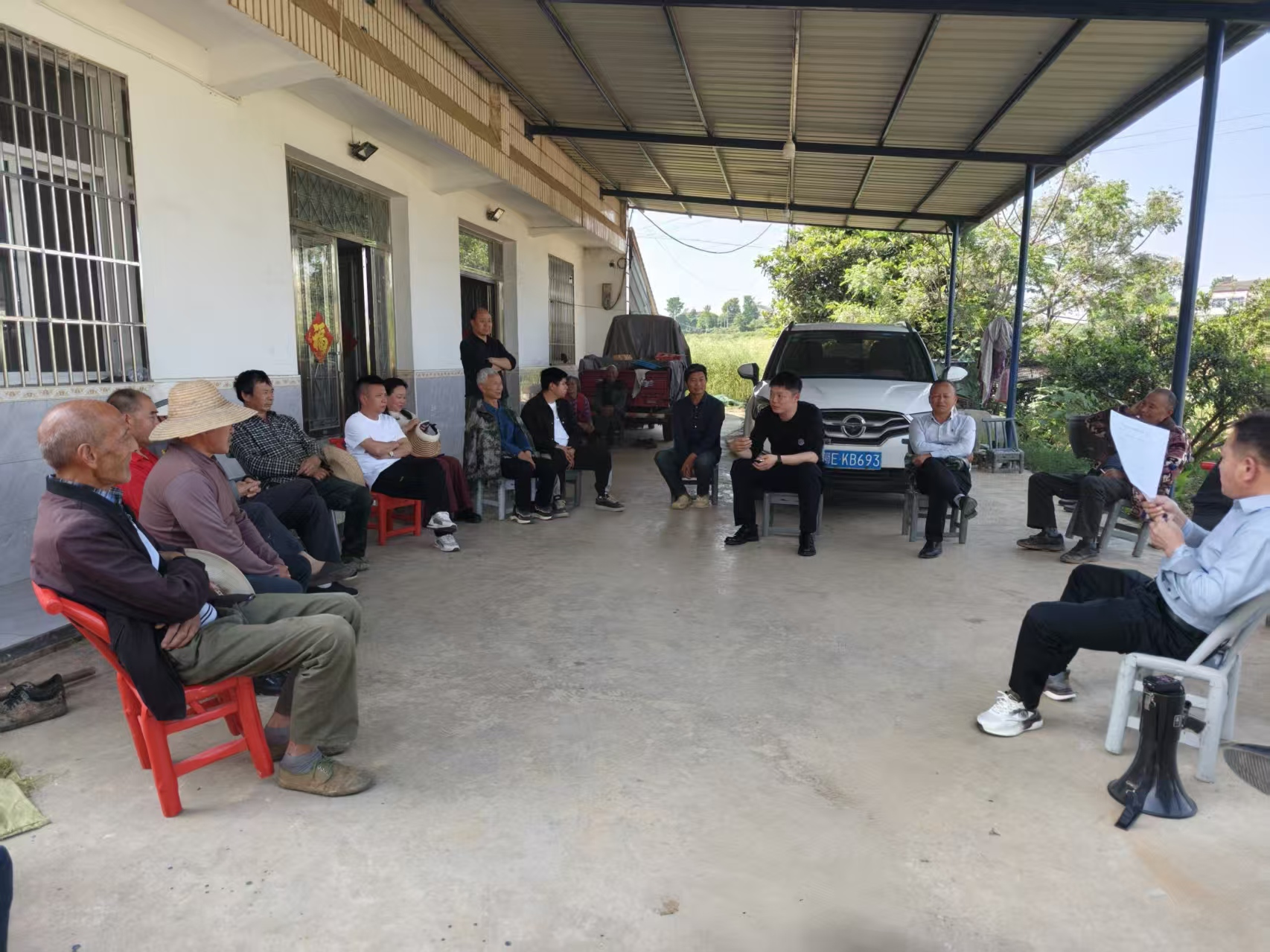 鸦鹊岭镇：屋场会上解心结 田埂边上聚民心