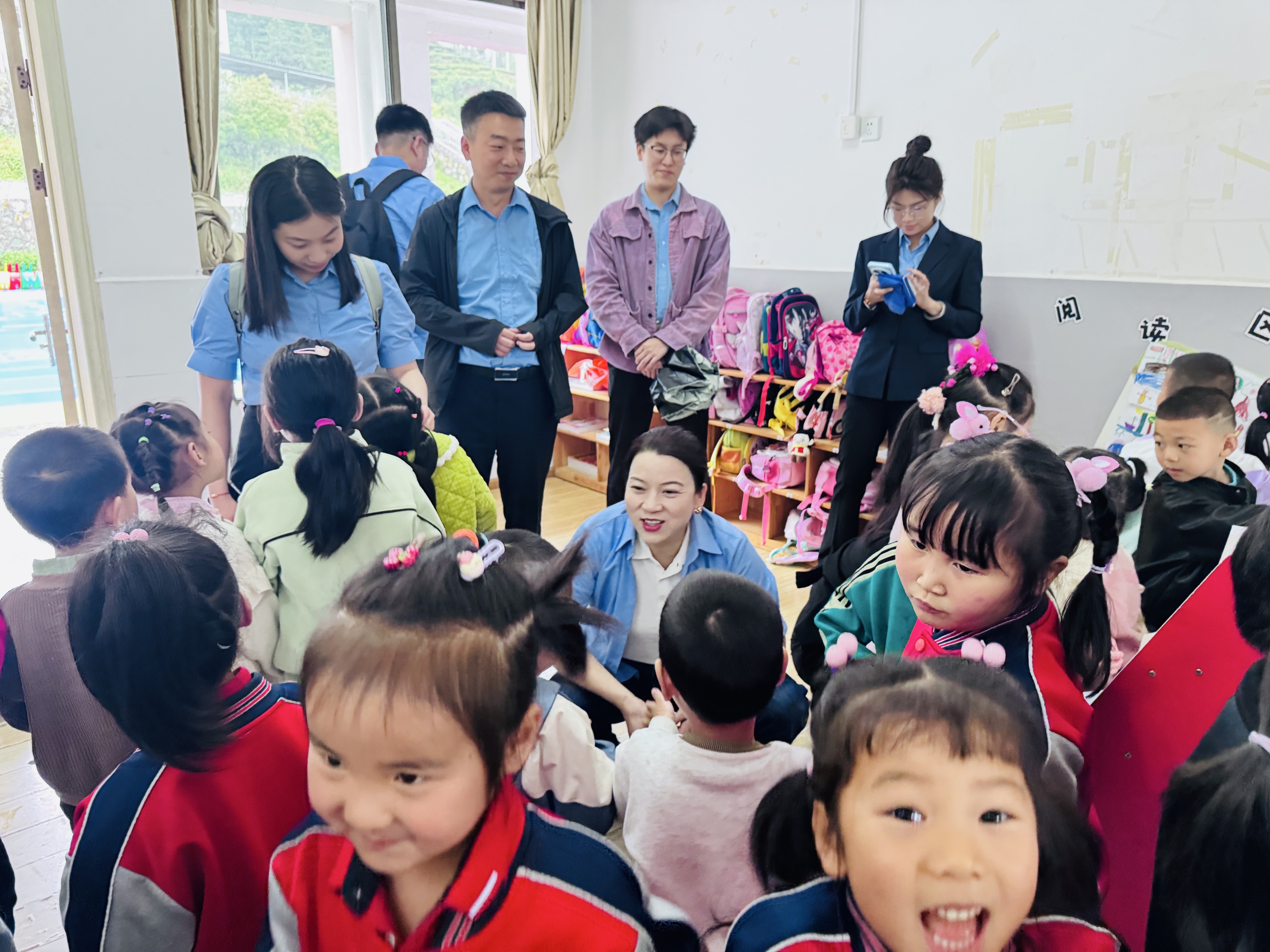 下堡坪分园：爱心捐赠暖童心 企业担当助成长