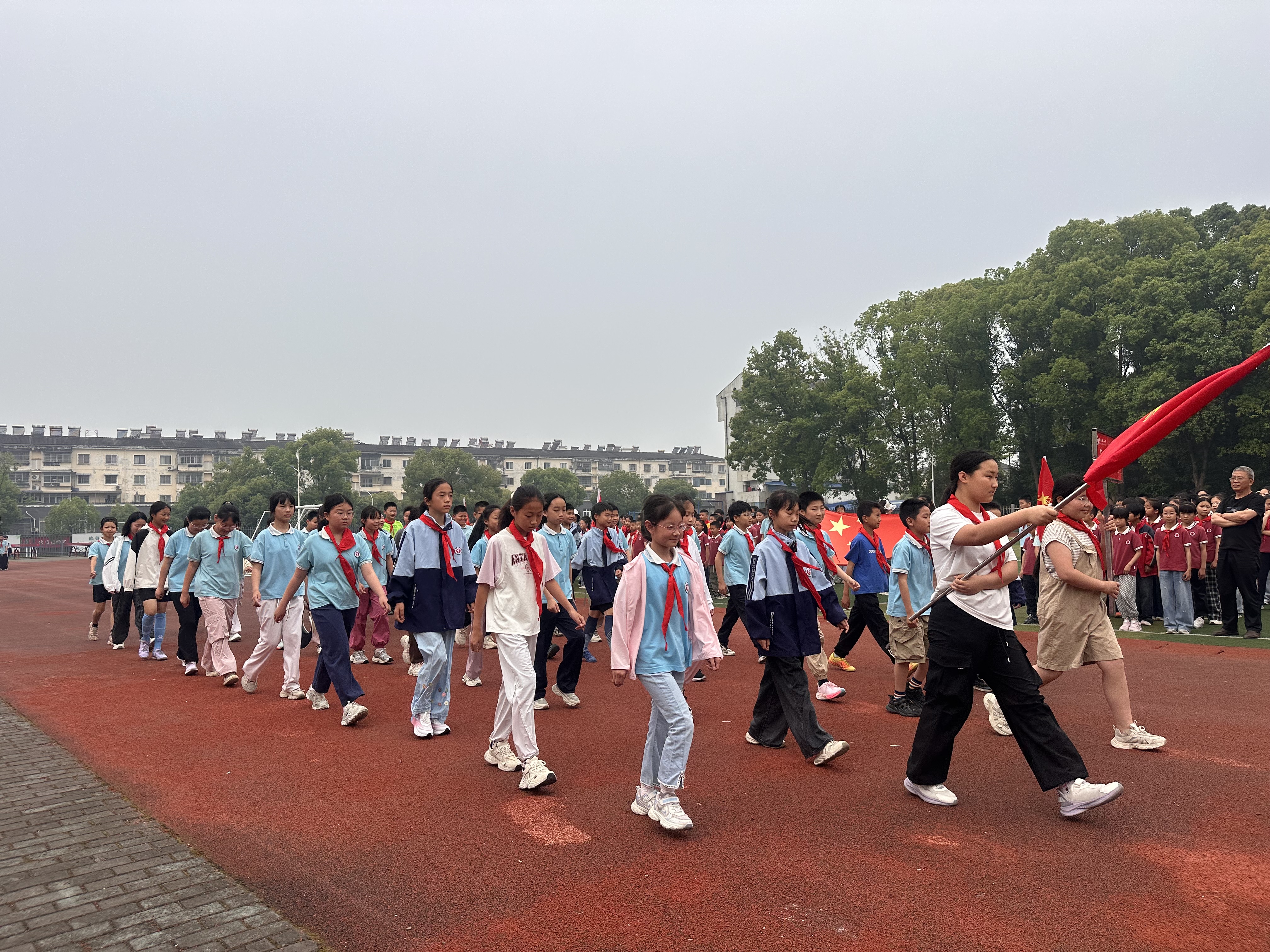 童趣作舟竞渡绿茵场 运动为翼飞扬少年心