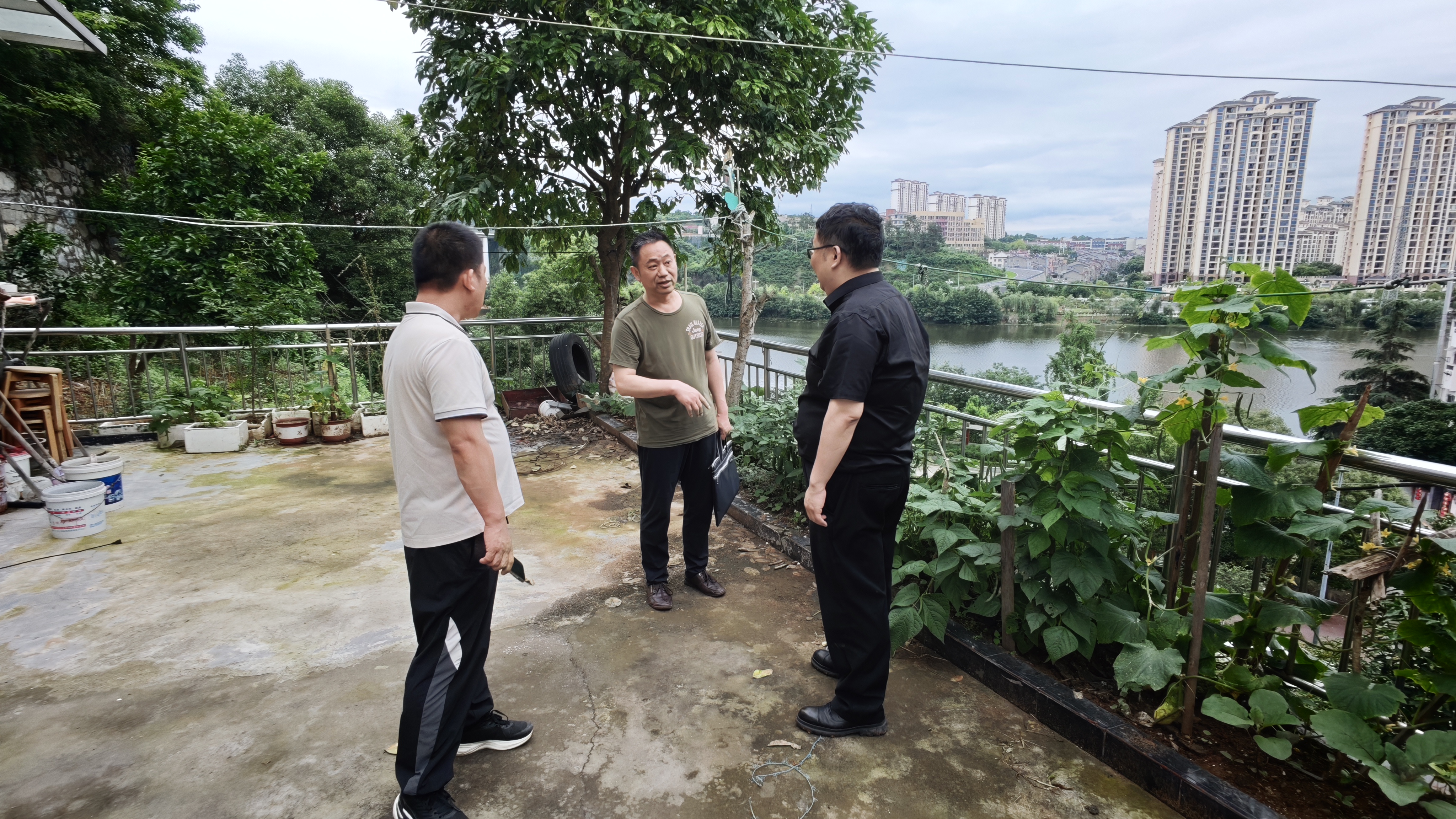 峡江社区排查地灾隐患保平安