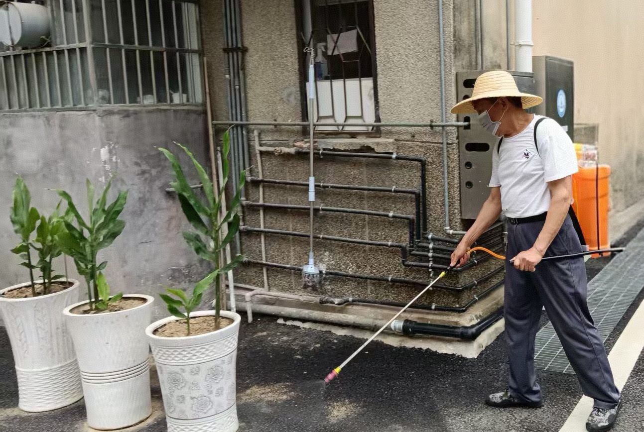 东湖社区：义务消杀除蚊虫 邻里守护暖家园