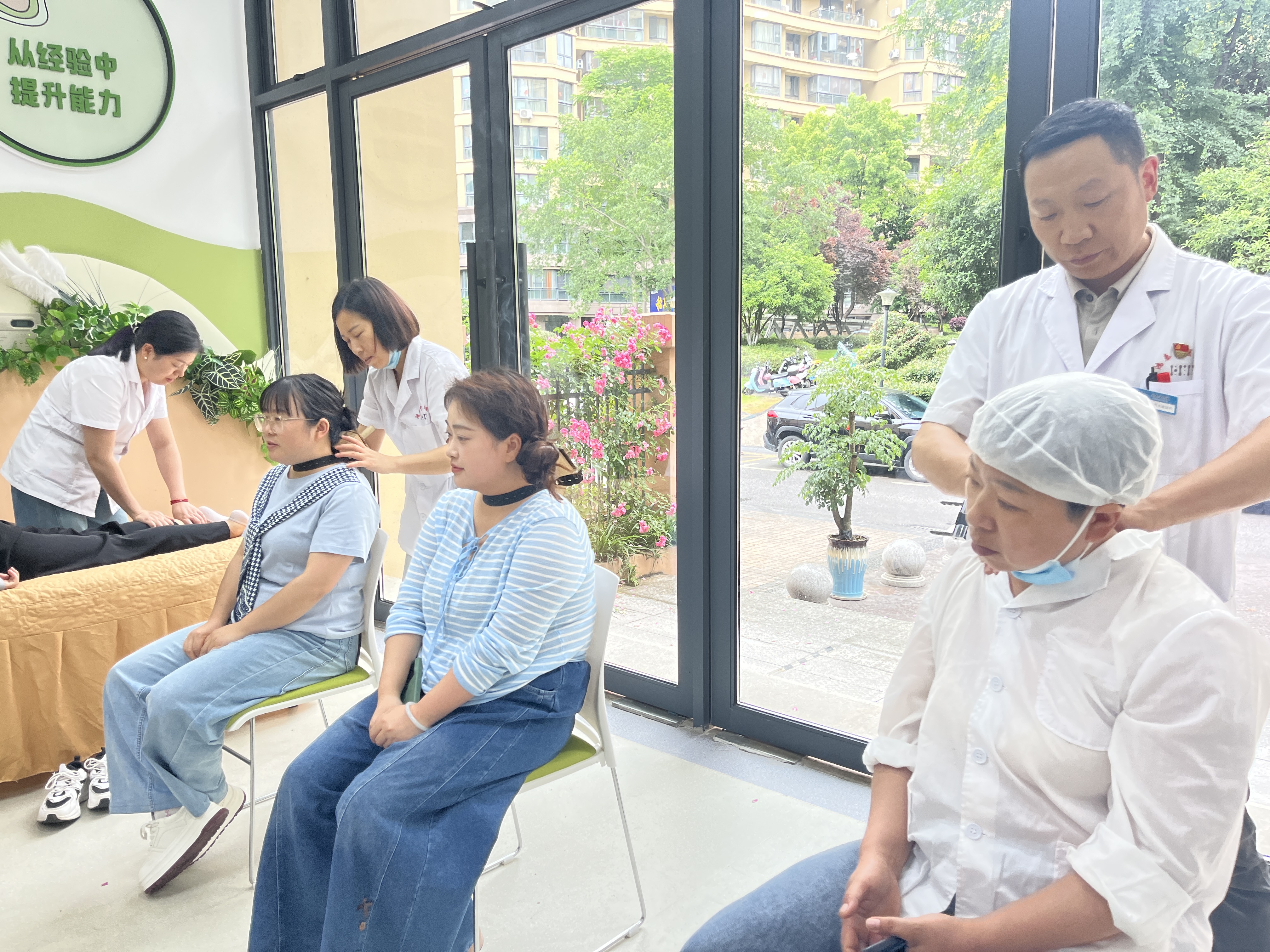 锦绣星城分园：尊师送健康 义诊暖师心