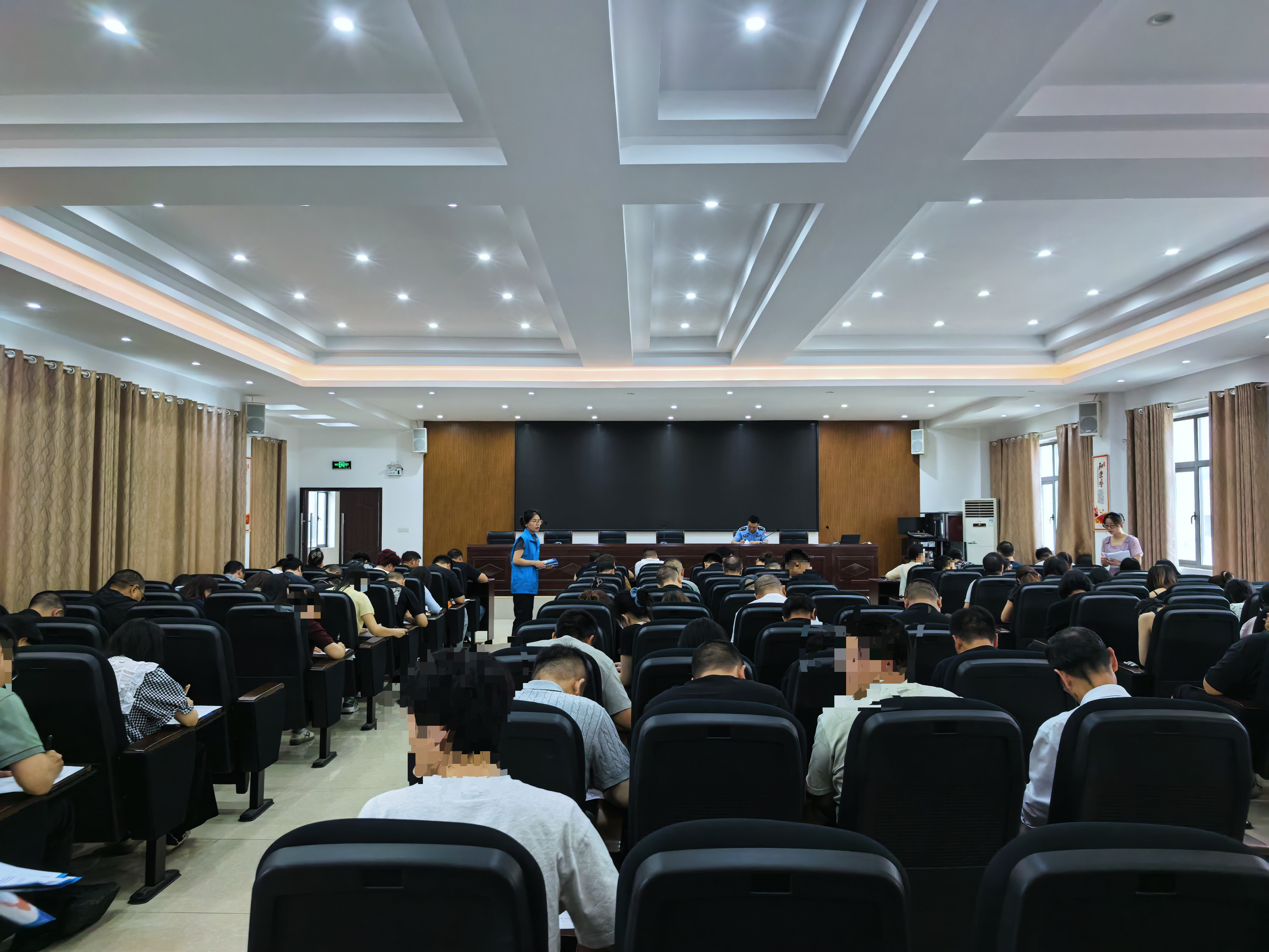 东城试验区对社区矫正对象开展突击尿检及法治宣传活动