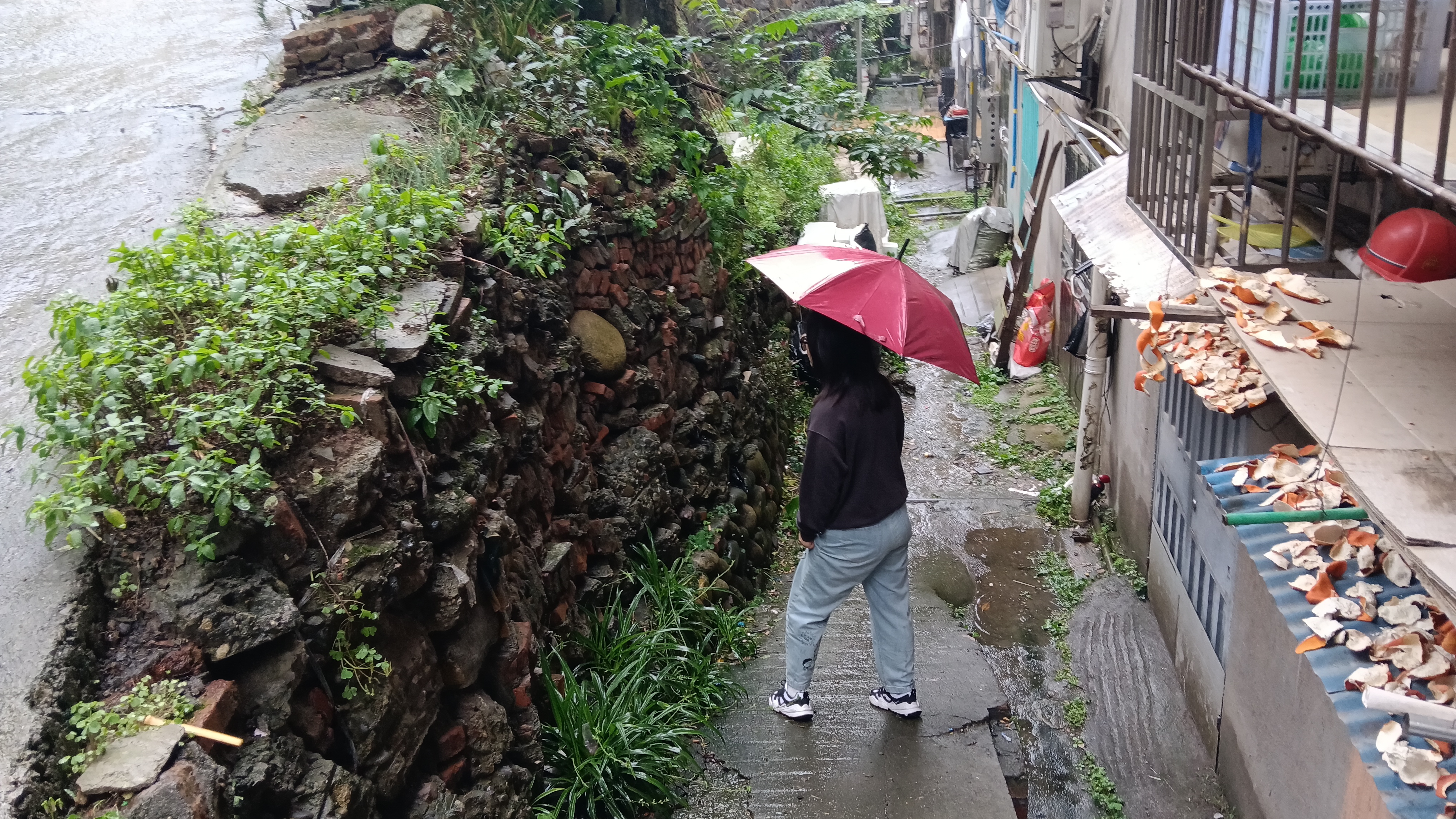 永兴社区：坚守雨天巡查一线 守护辖区居民平安
