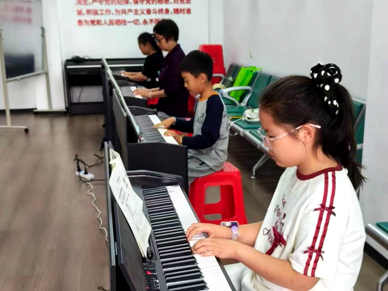 平湖社区：指尖流淌七彩梦 社区琴音润生活