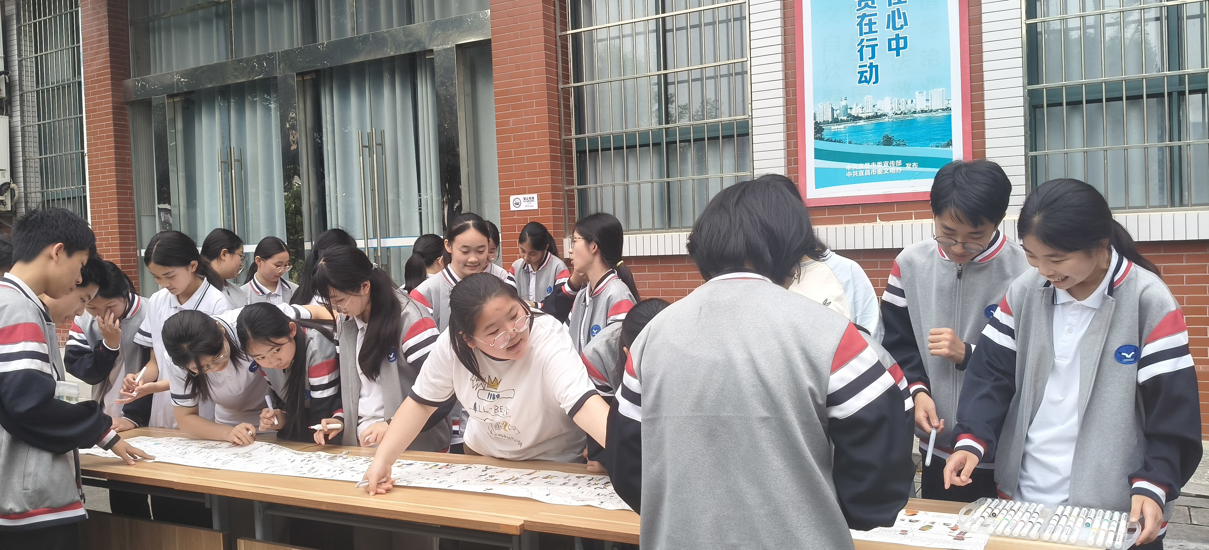 笔底春风润心田 共绘晴空五月天