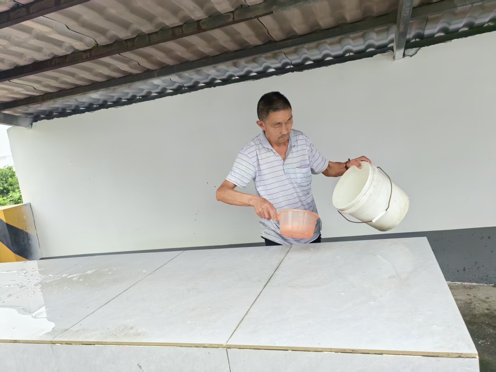 港虹社区：躬身清扫守巷口 文明诚信传家风