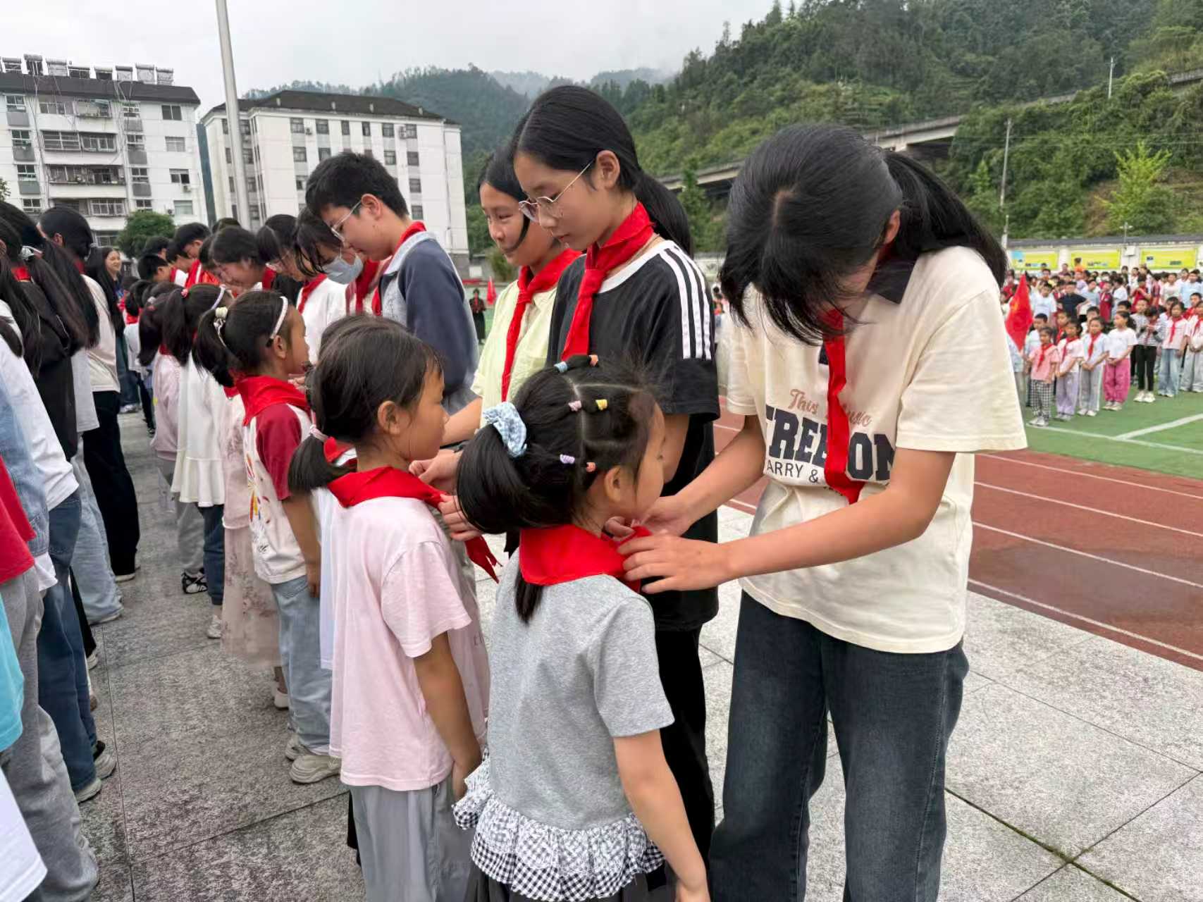 雾渡河镇中心小学：高举队旗跟党走 做新时代好少年