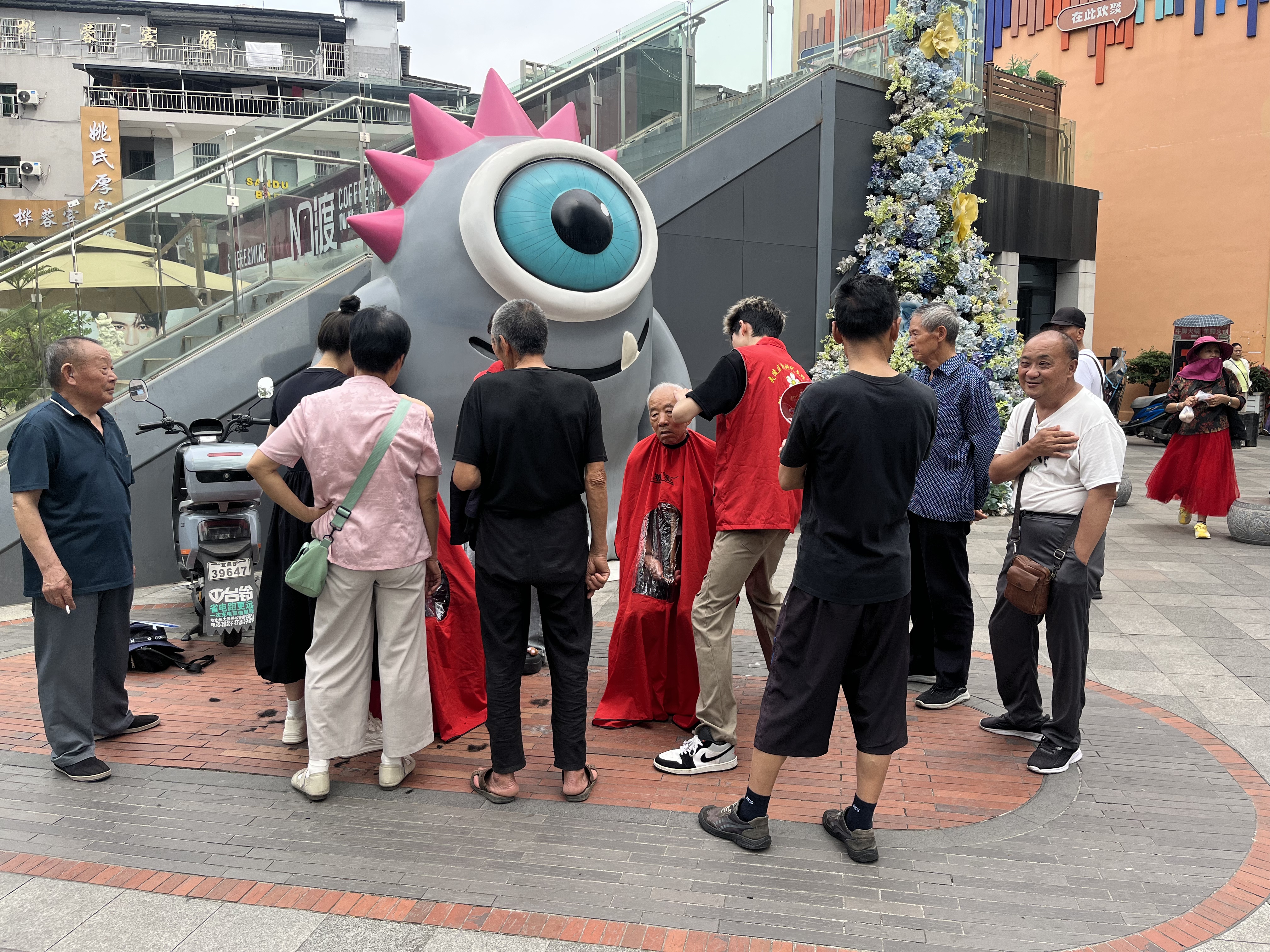 兴安社区：爱心义剪进社区 便民服务暖民心