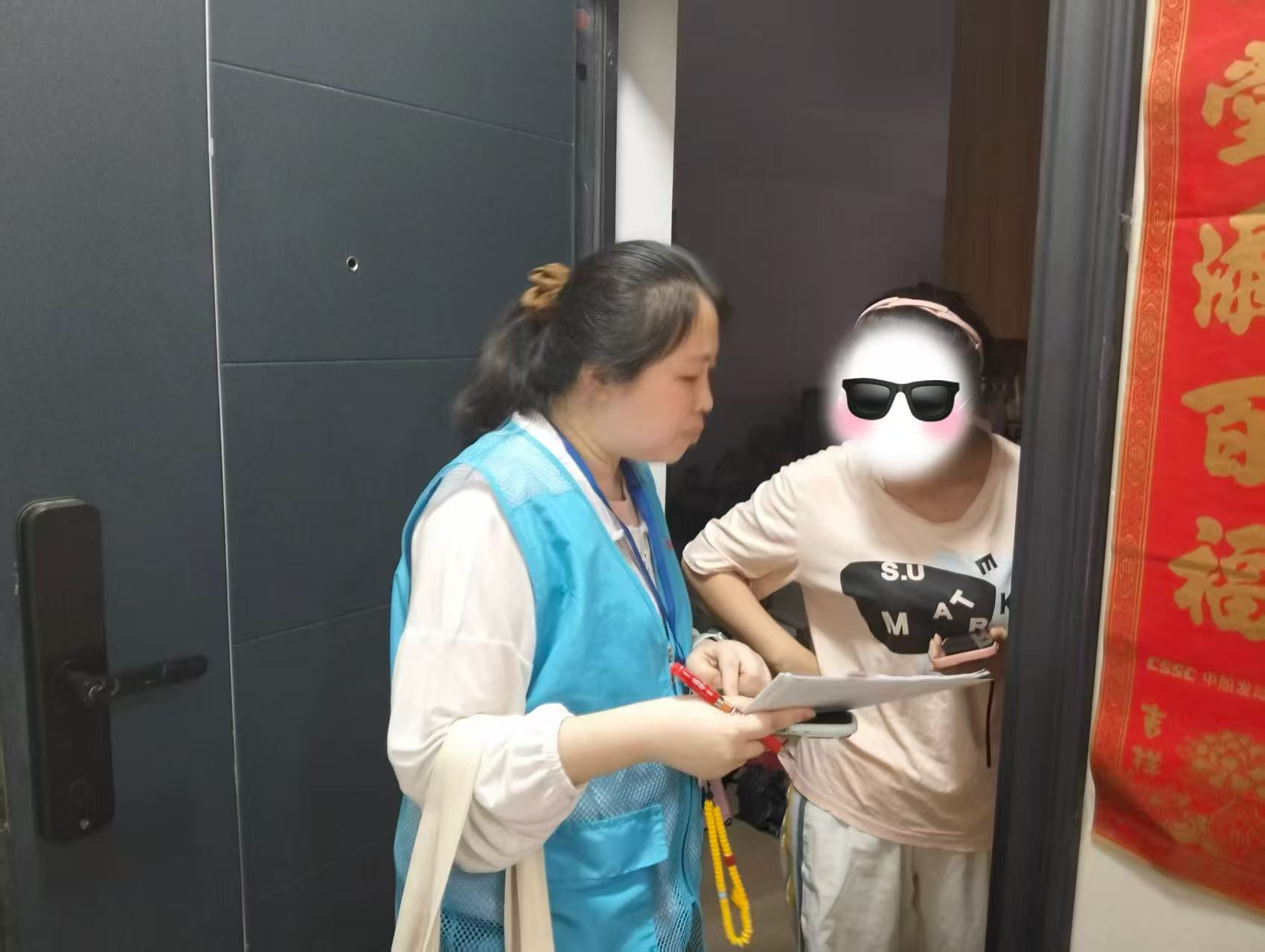 锦云社区：错时入户清盲区 精准服务护平安