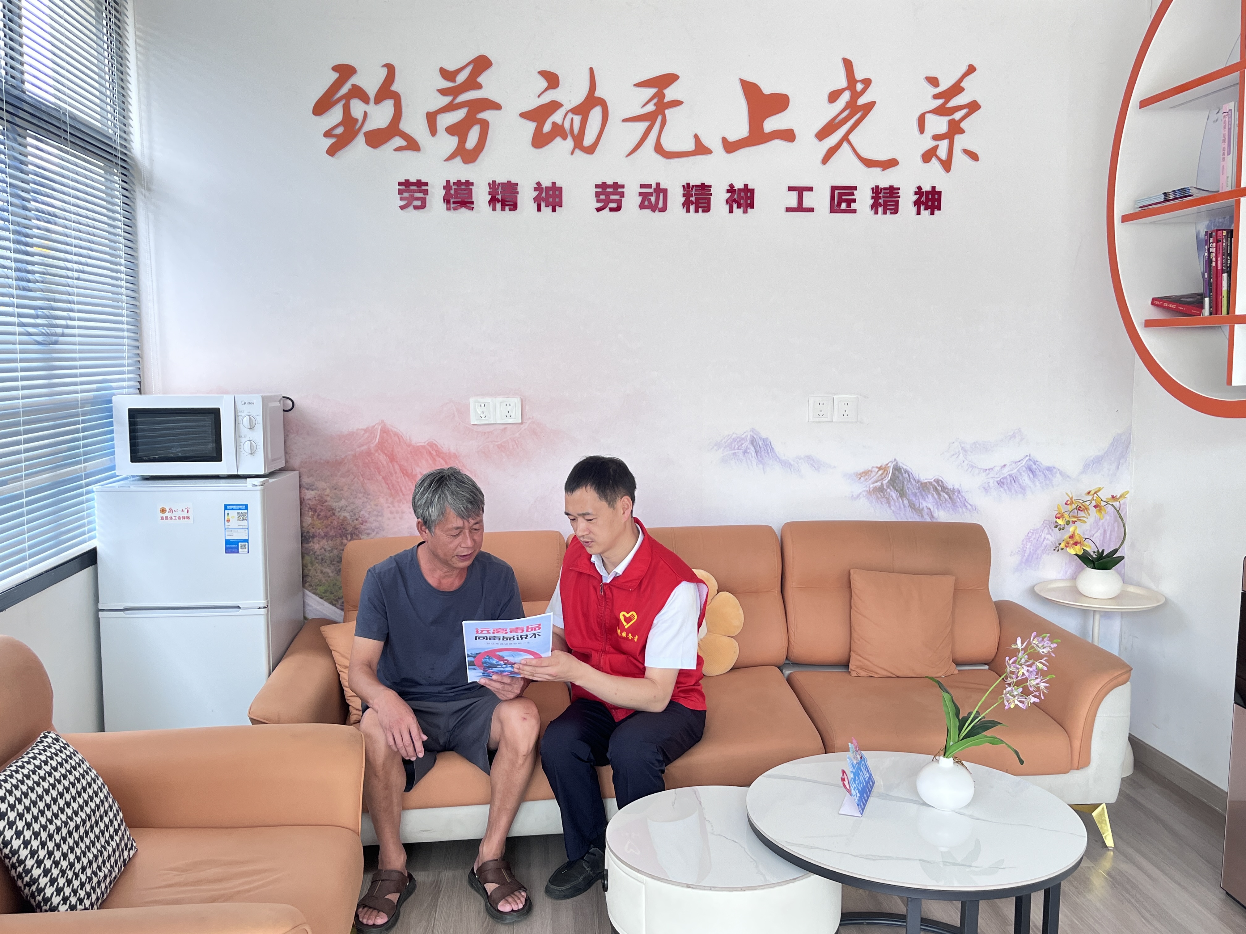 宜昌北收费站开展“禁毒入民心 平安伴出行”主题宣传活动