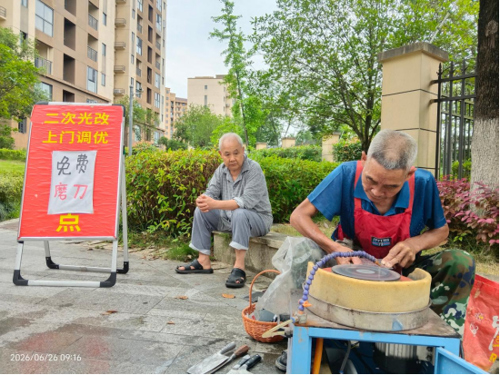 锦湖社区：便民磨刀办实事 贴心服务暖人心