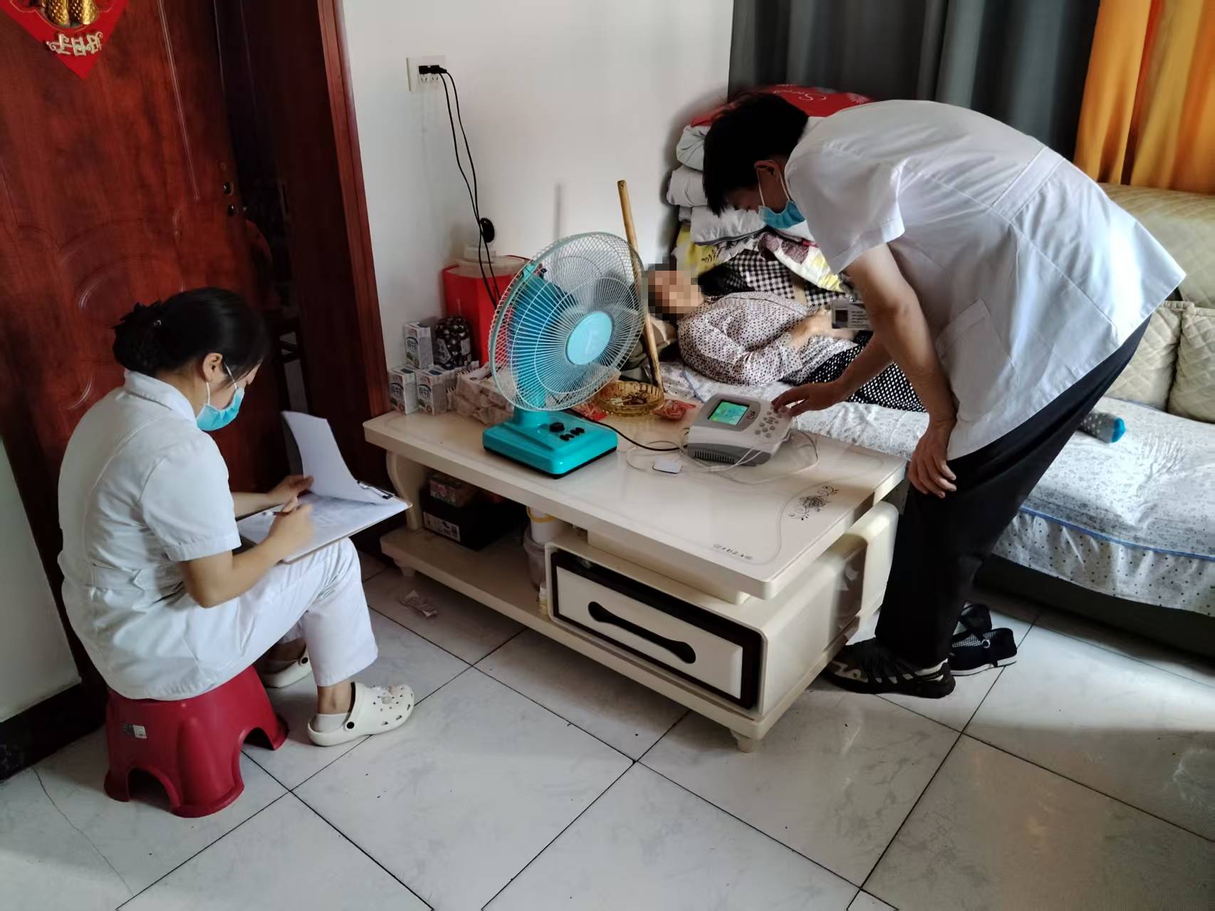 永兴社区：社残联动送关怀，上门理疗暖夕阳