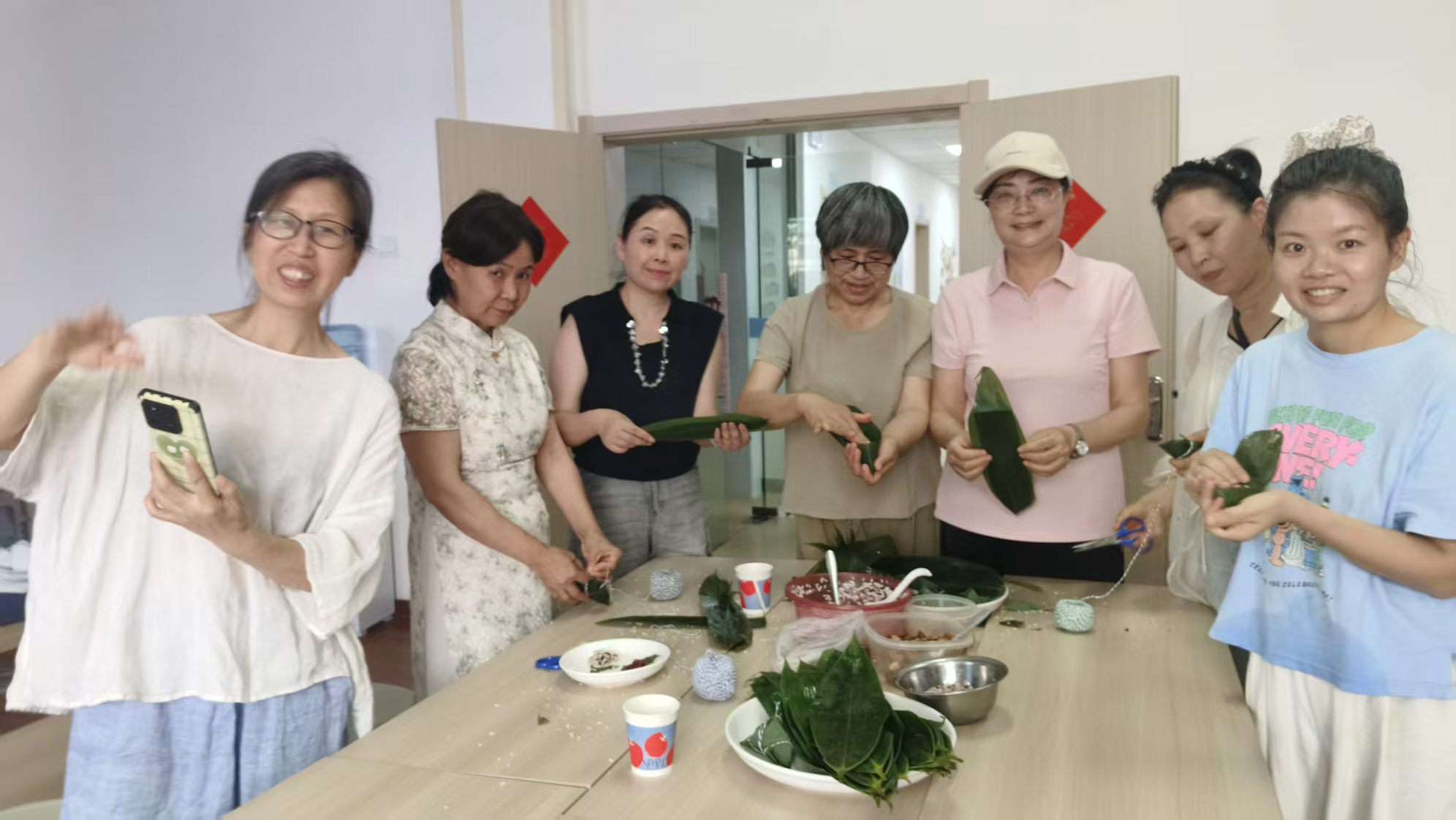 粽香艾韵迎端午 巧手传情润家风