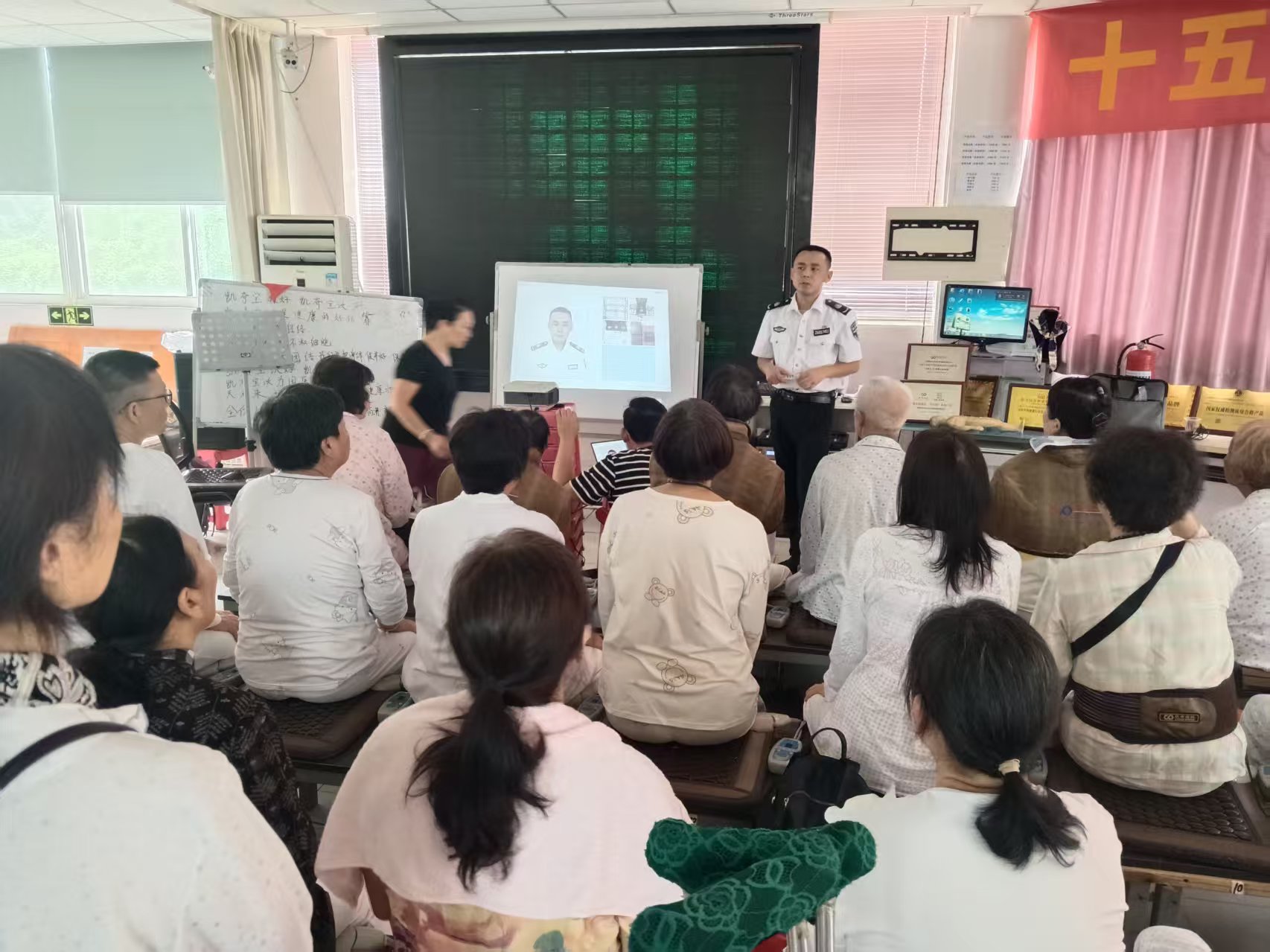 消防安全进小区 平安稳定在身边