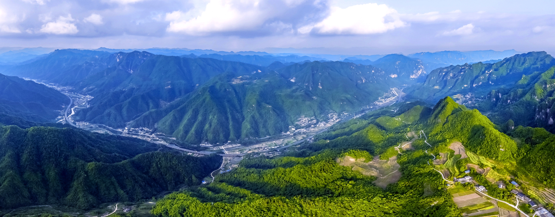 层峦叠翠通阡陌 一径坦途富山乡