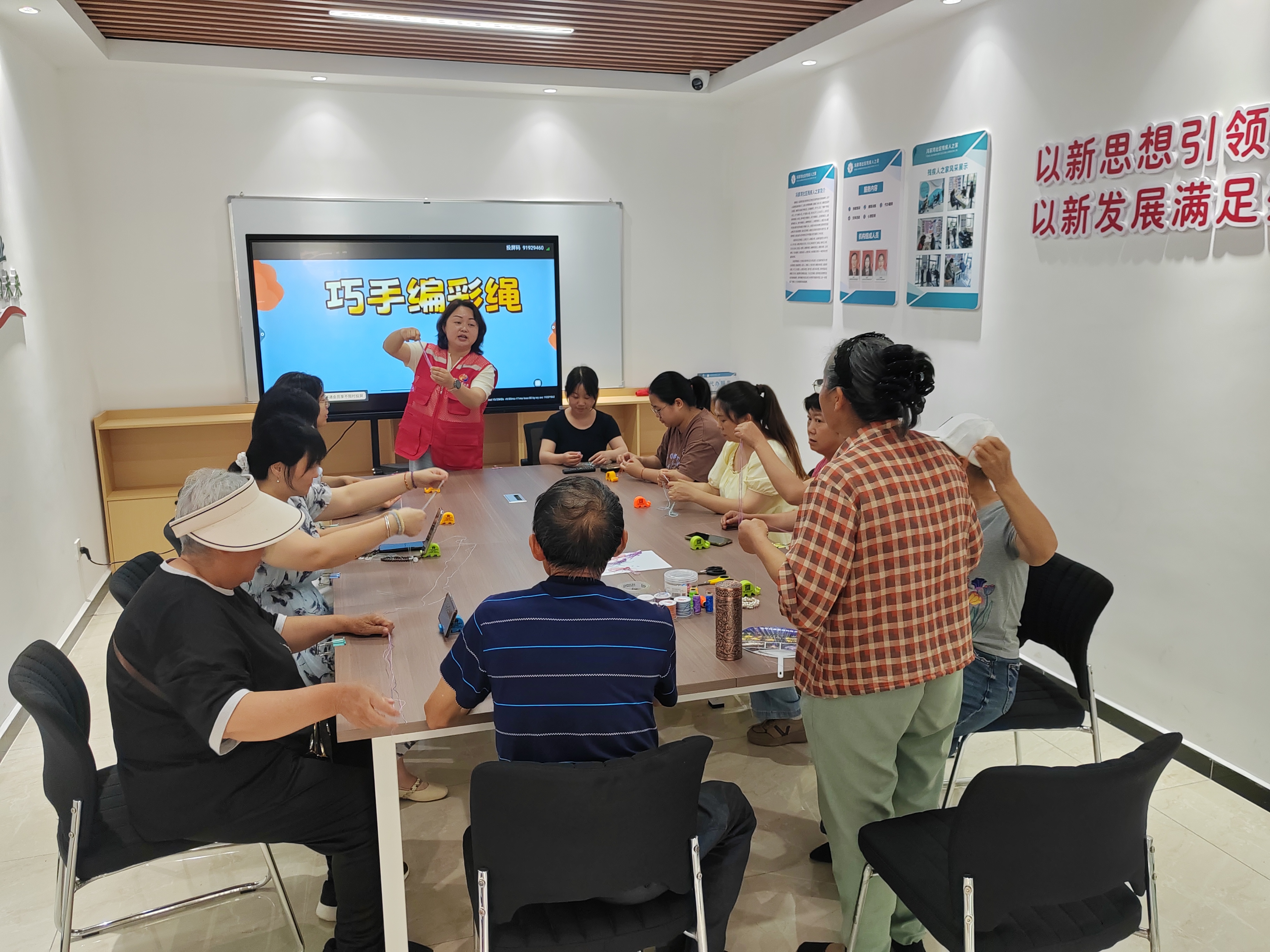 冯家湾社区：巧手编彩绳 邻里乐相融