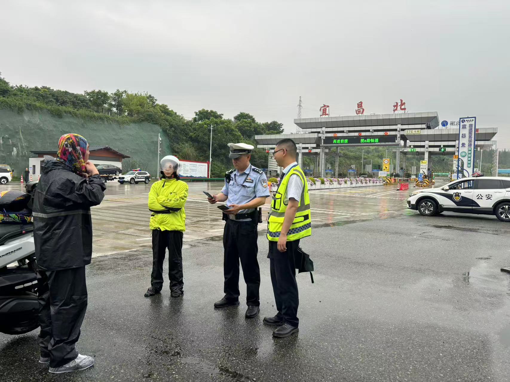 宜昌北收费站警企联动精准拦截冲岗摩托车