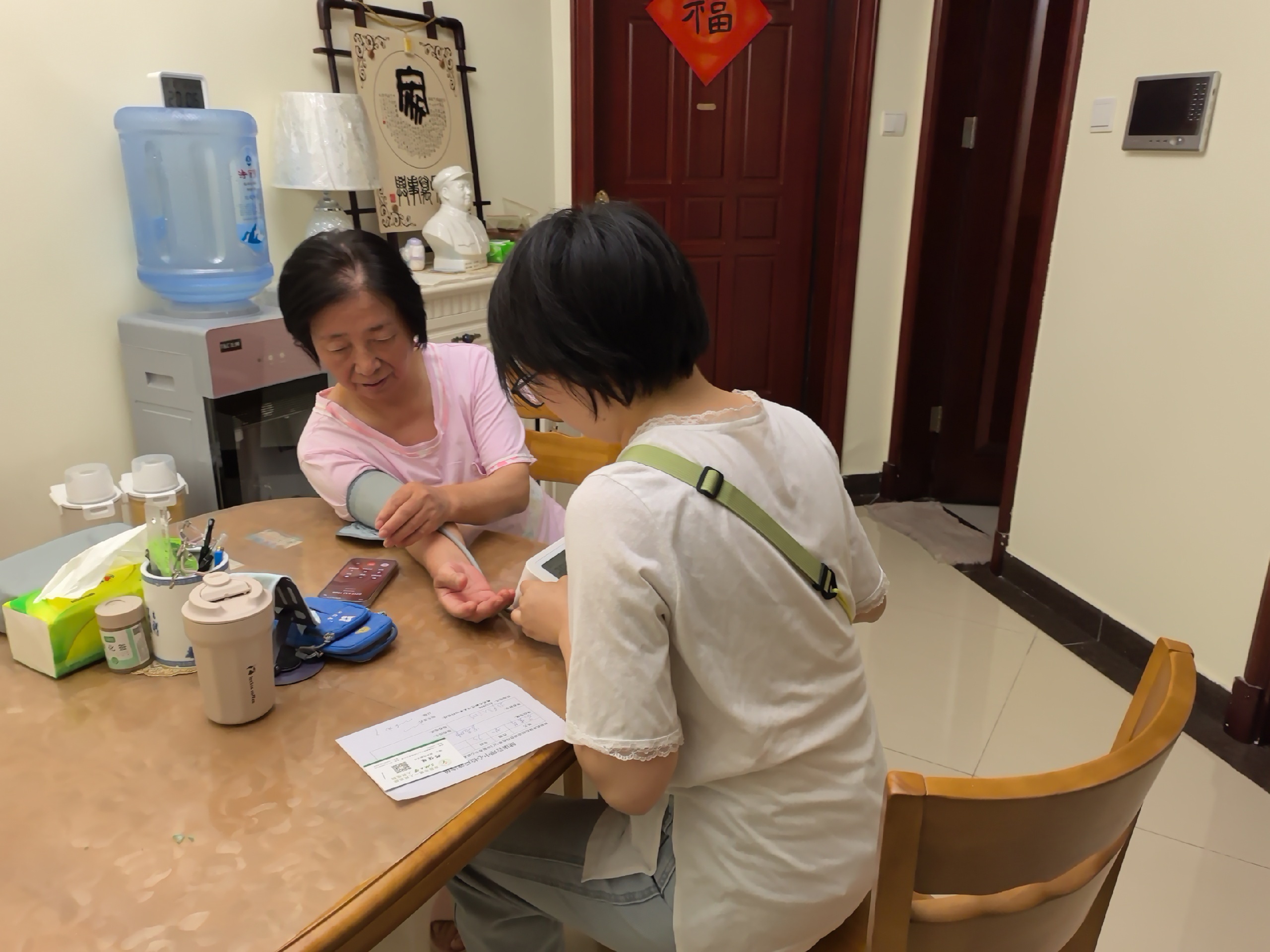 绿洲社区：独居老人血压骤升 网格员暖心守护